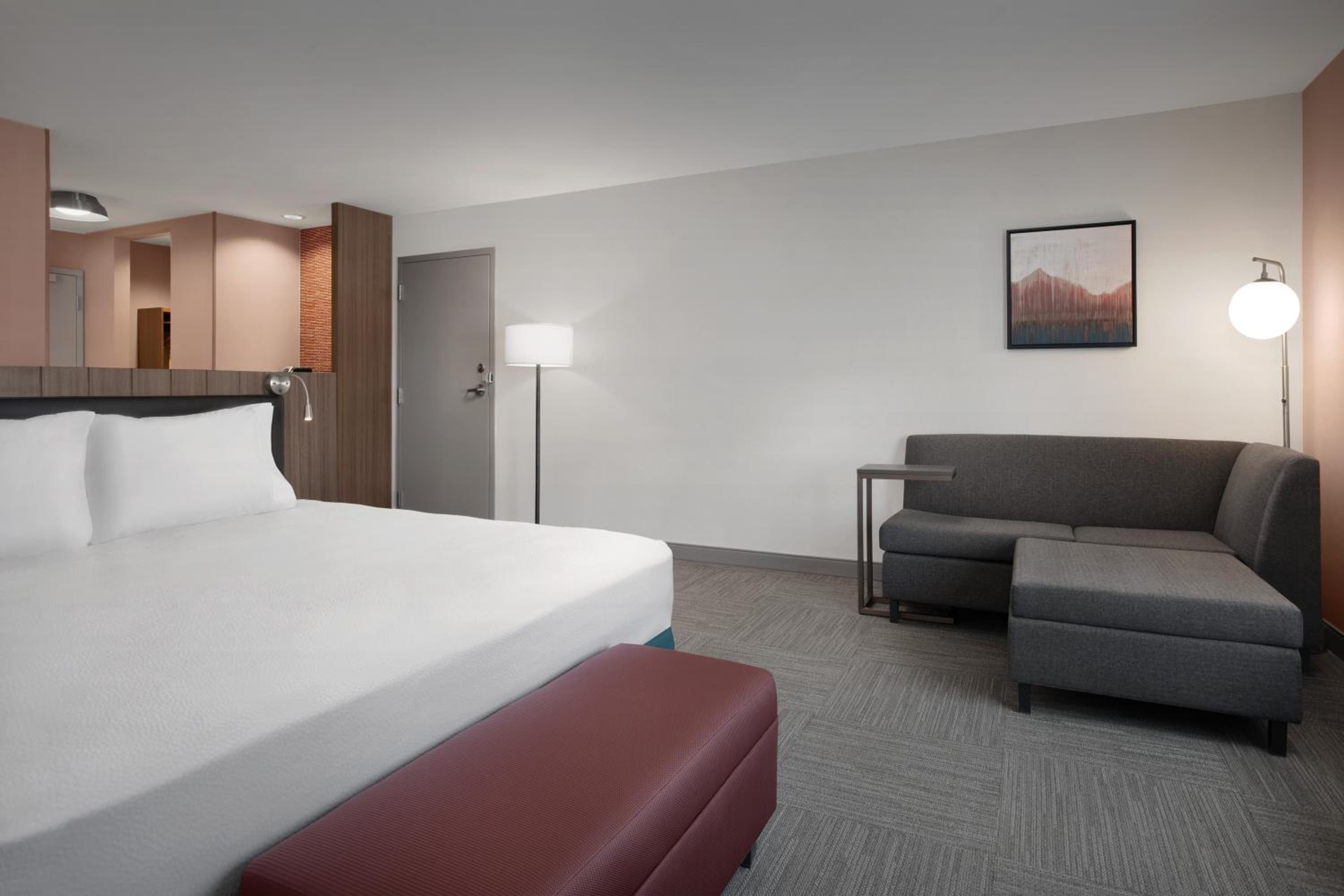 Deluxe King Room with Bath Tub - Mobility Accessible - Photo 2