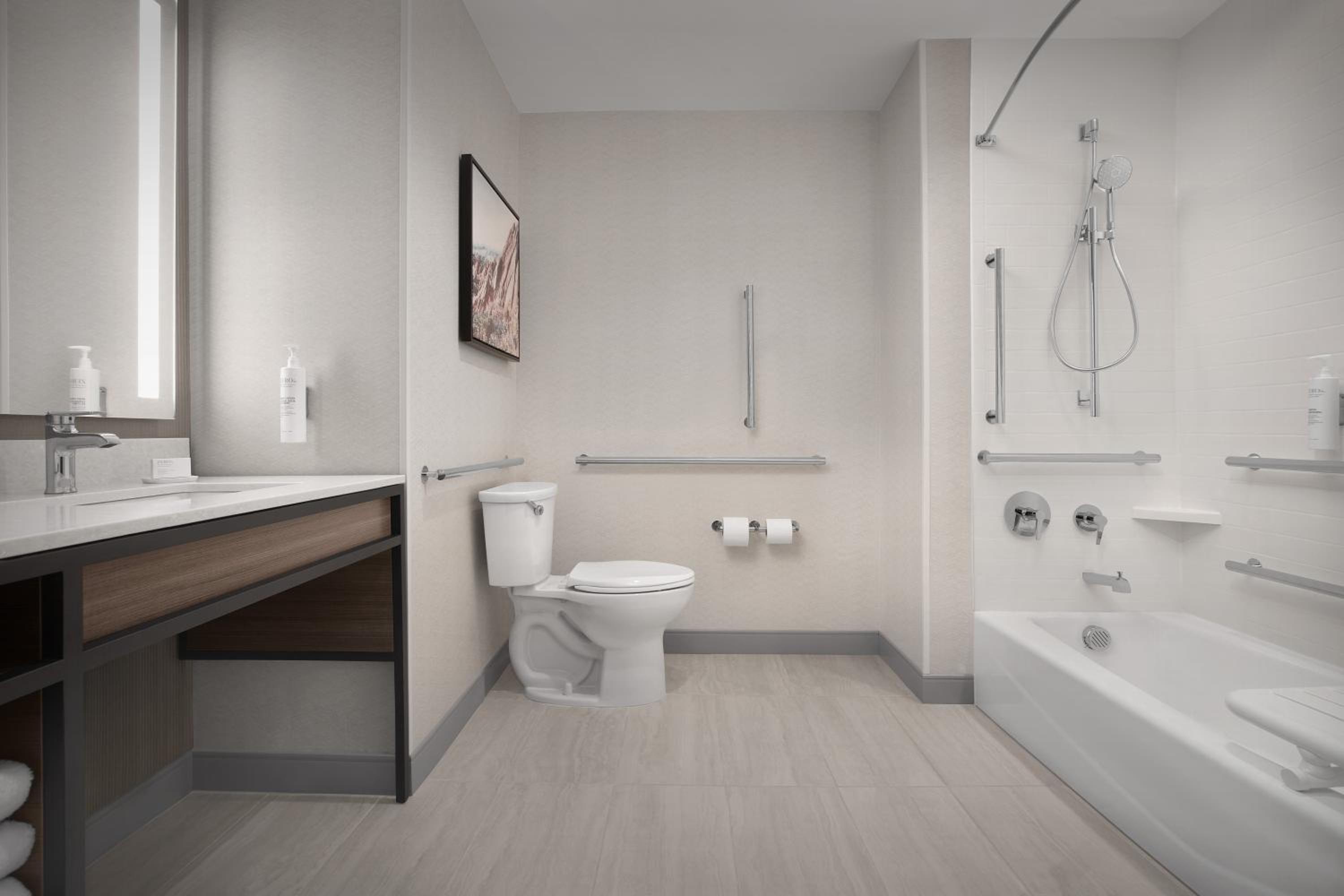 Deluxe King Room with Bath Tub - Mobility Accessible - Photo 3
