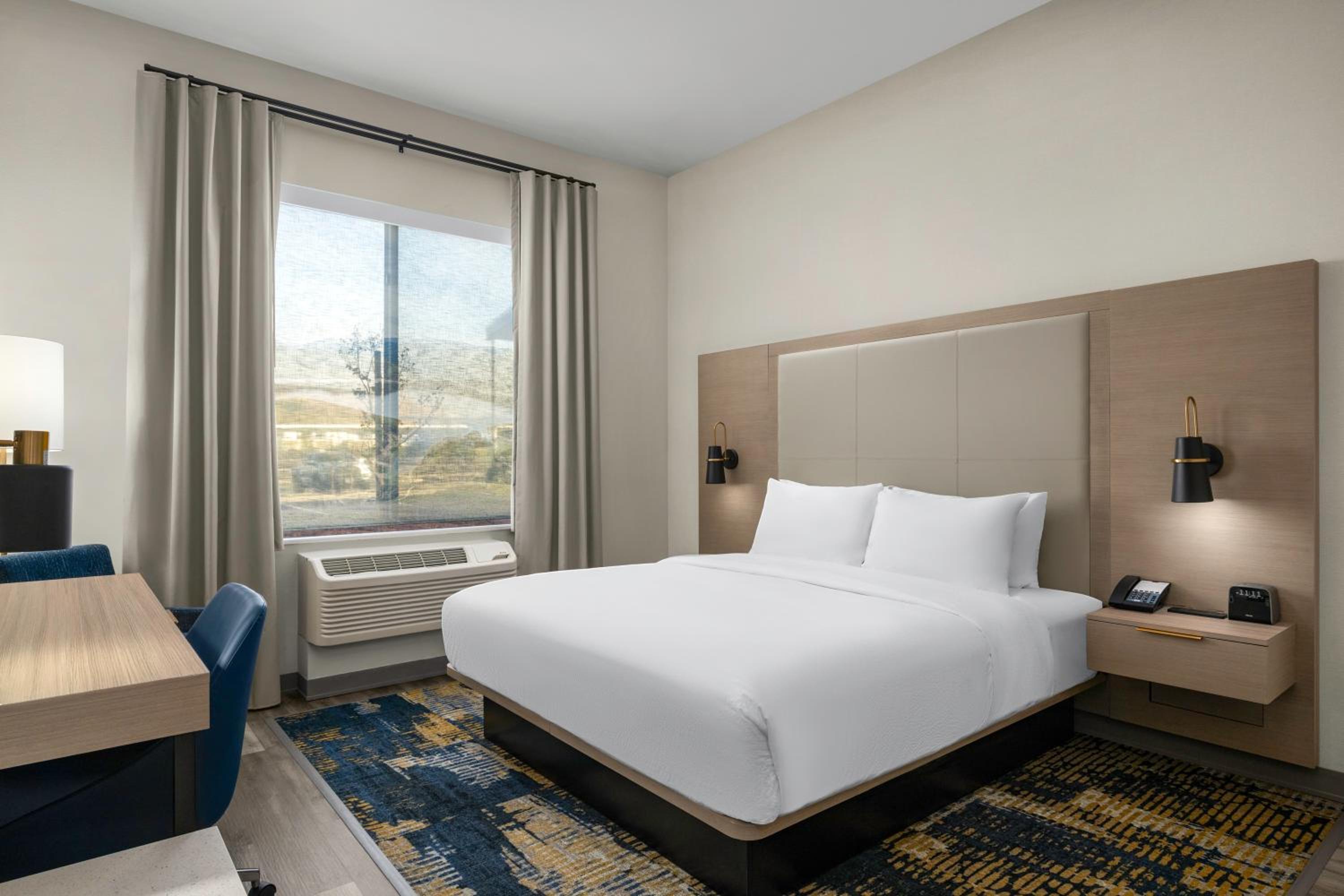 Standard King Room with Mountain View