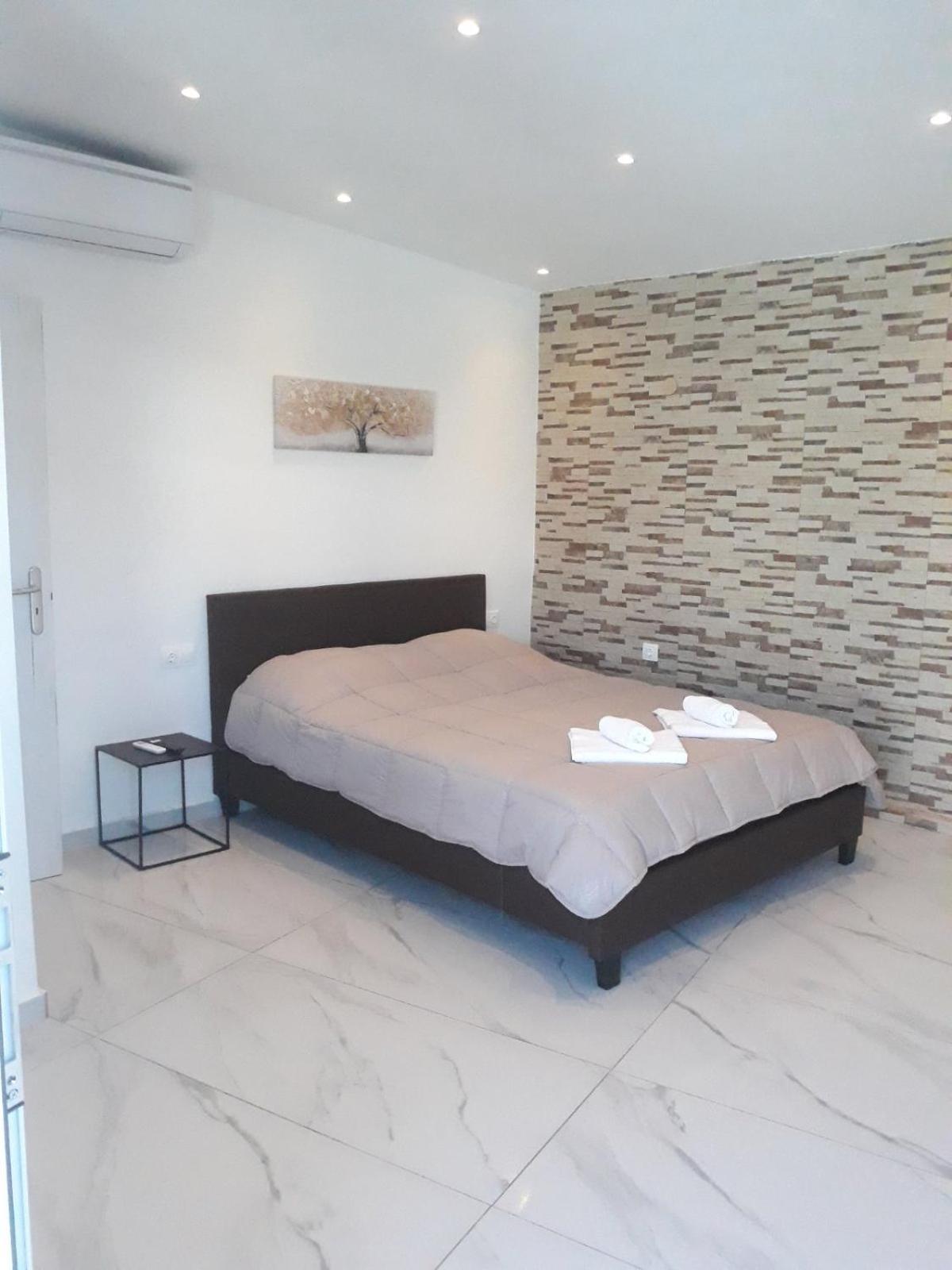 Deluxe Double Room - Photo 8