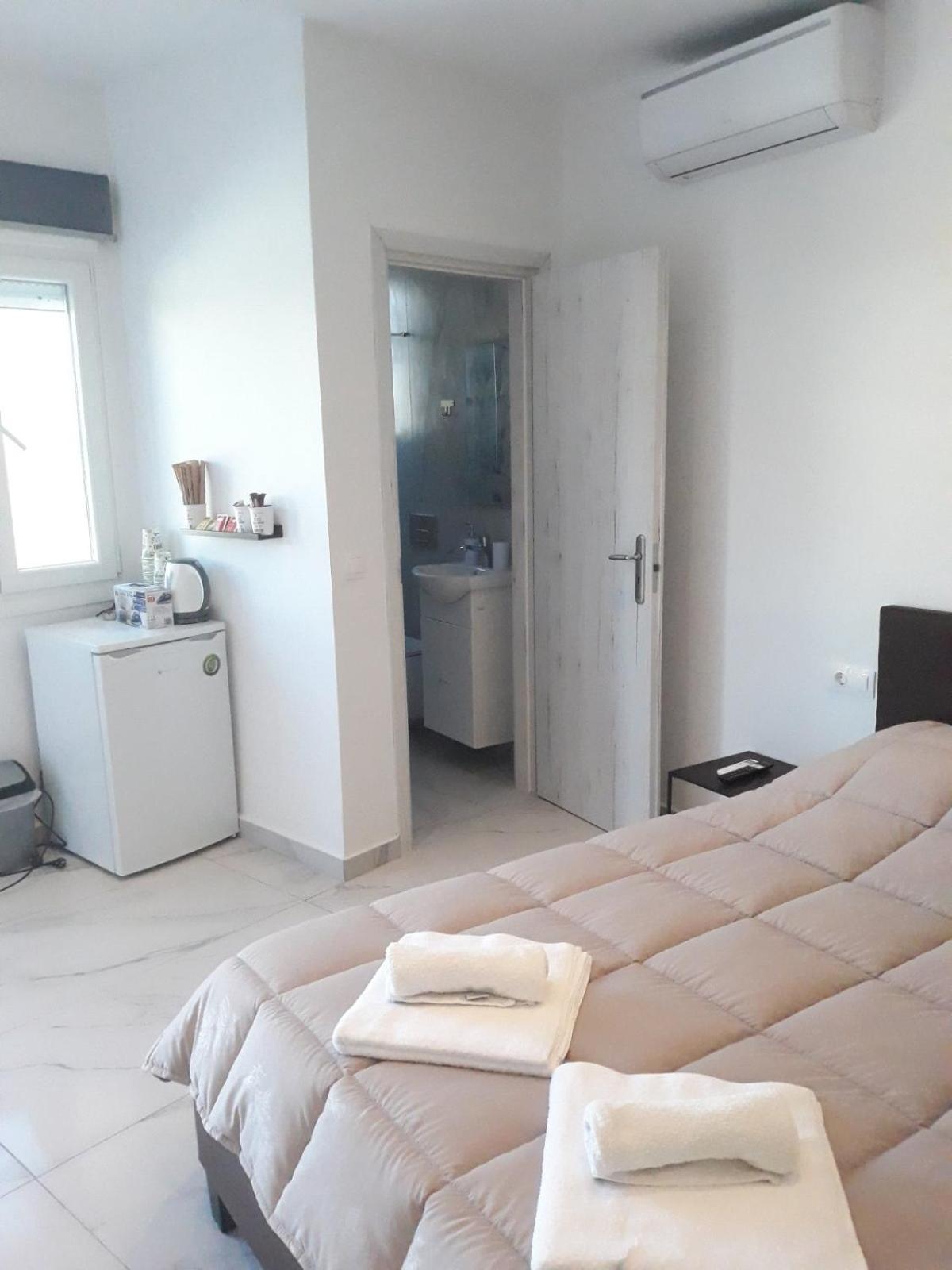 Deluxe Double Room - Photo 9