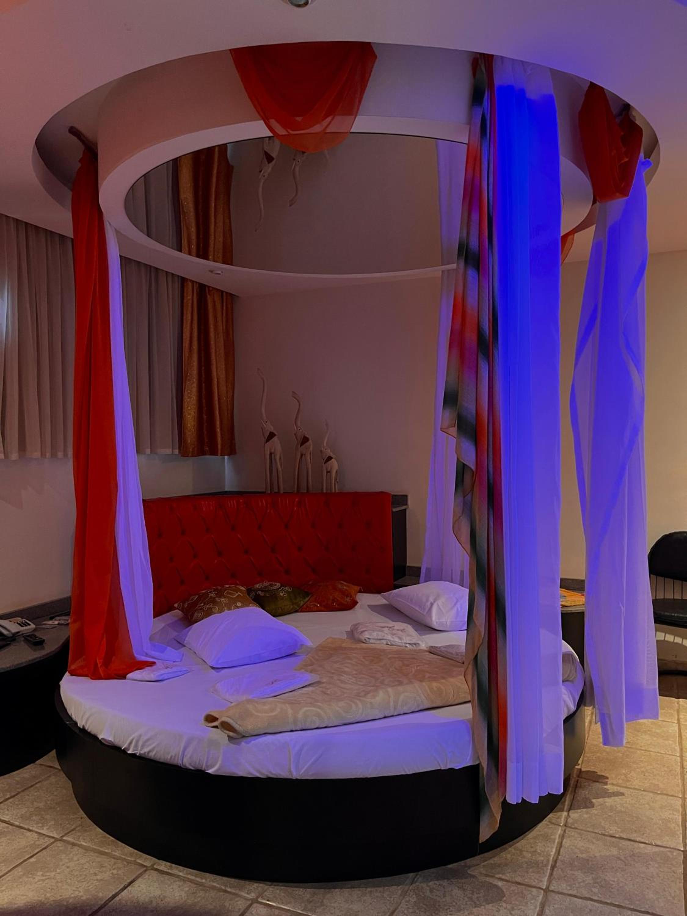 Deluxe Suite with Spa Bath photo 2