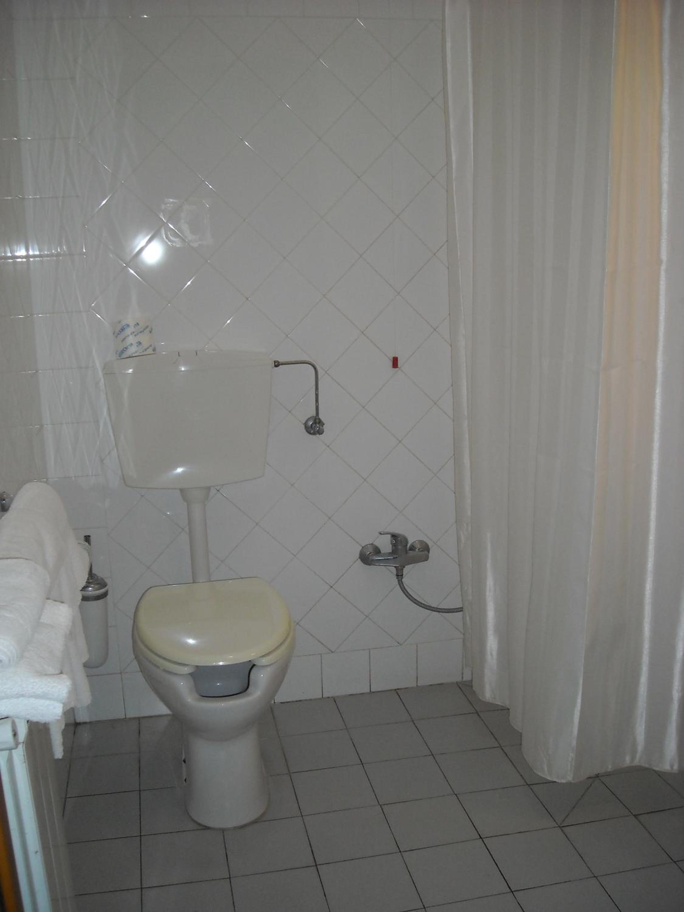 Twin Room - Disability Access - Photo 5