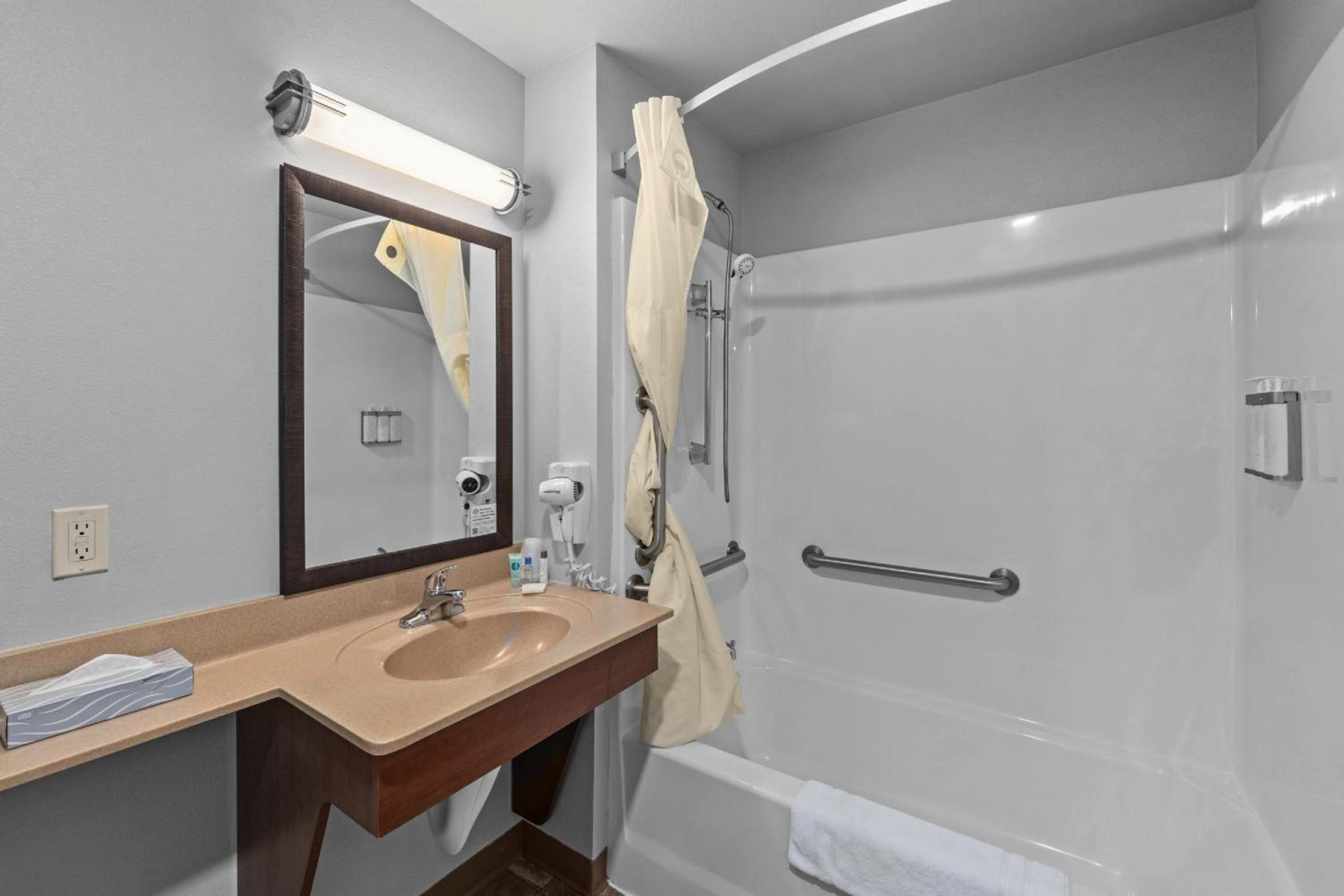 Queen Room - Disability Access/Non Smoking/Interior Hall photo 2
