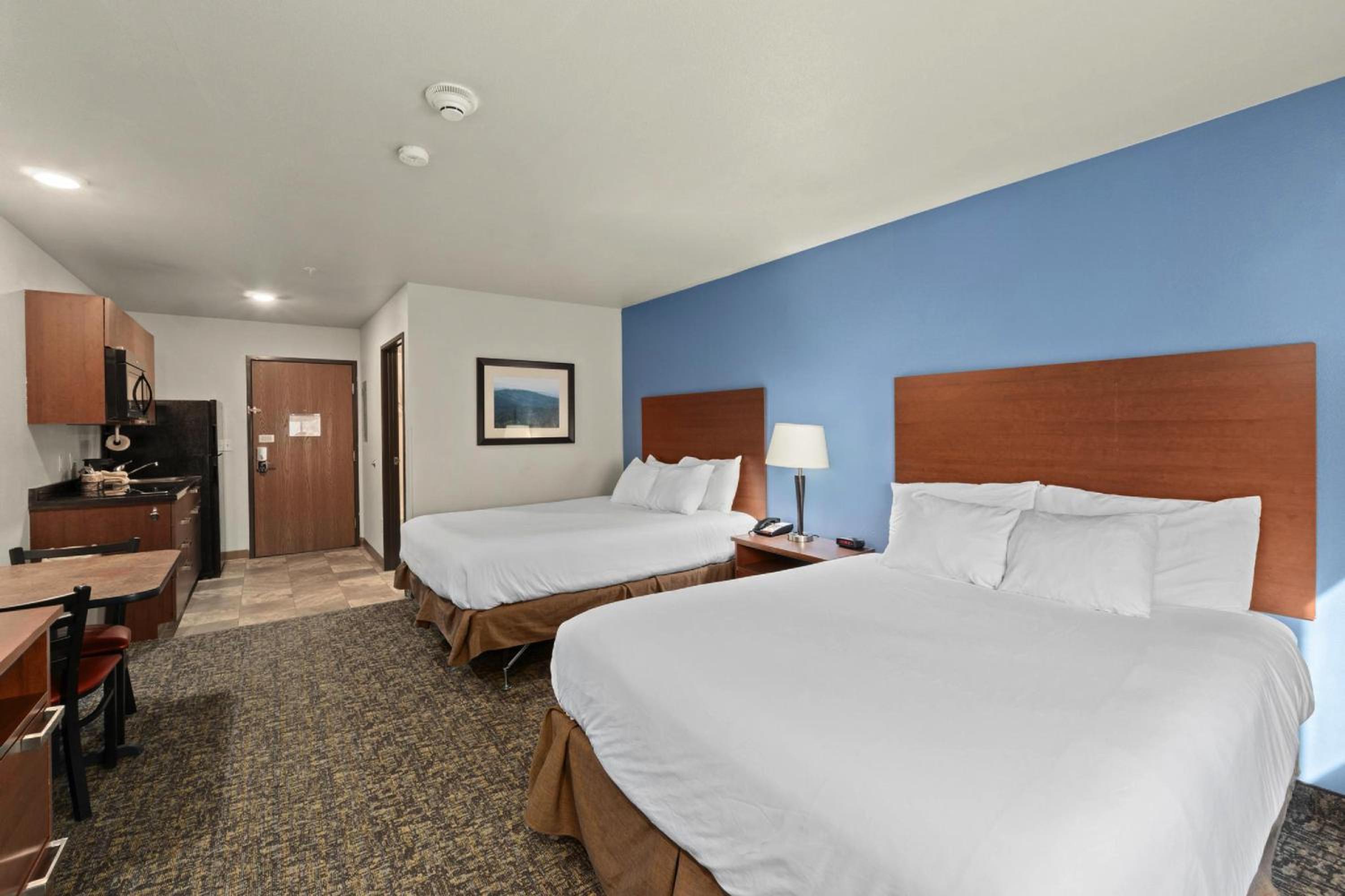 Quadruple Room with Two Queen Beds and Tub - Disability Access/Non Smoking/Interior Hall