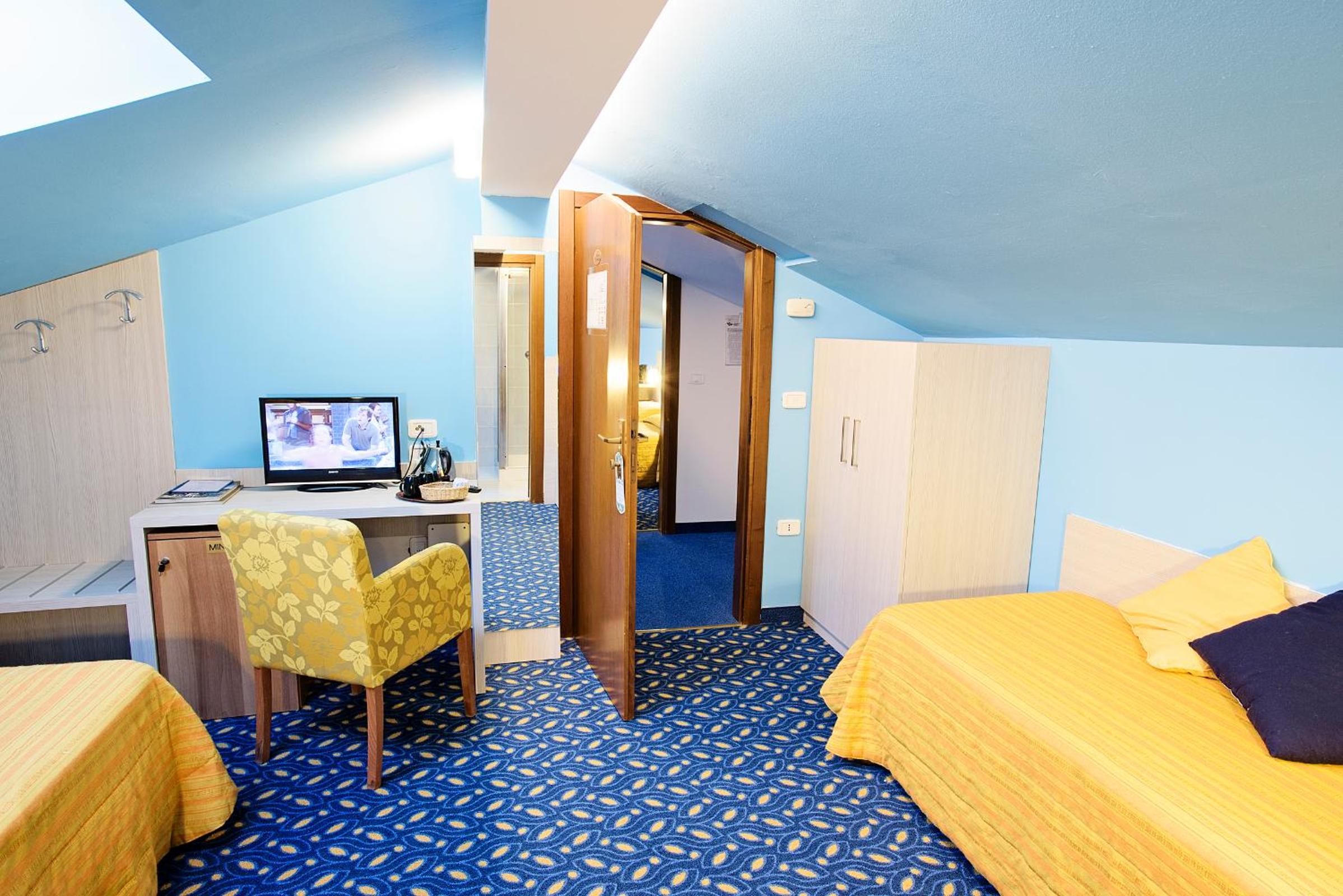 Attic Twin Room - Photo 3