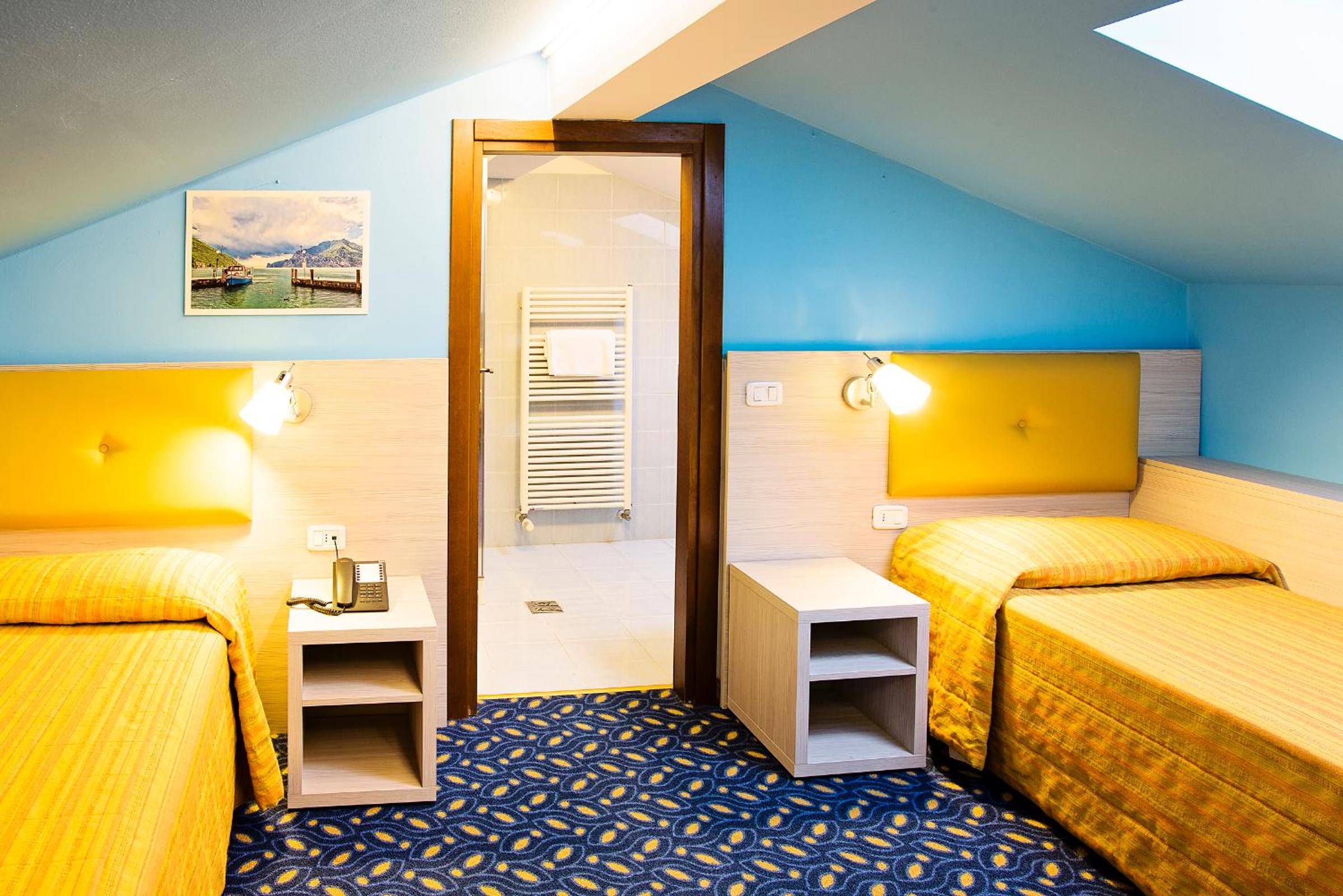 Attic Twin Room - Photo 1