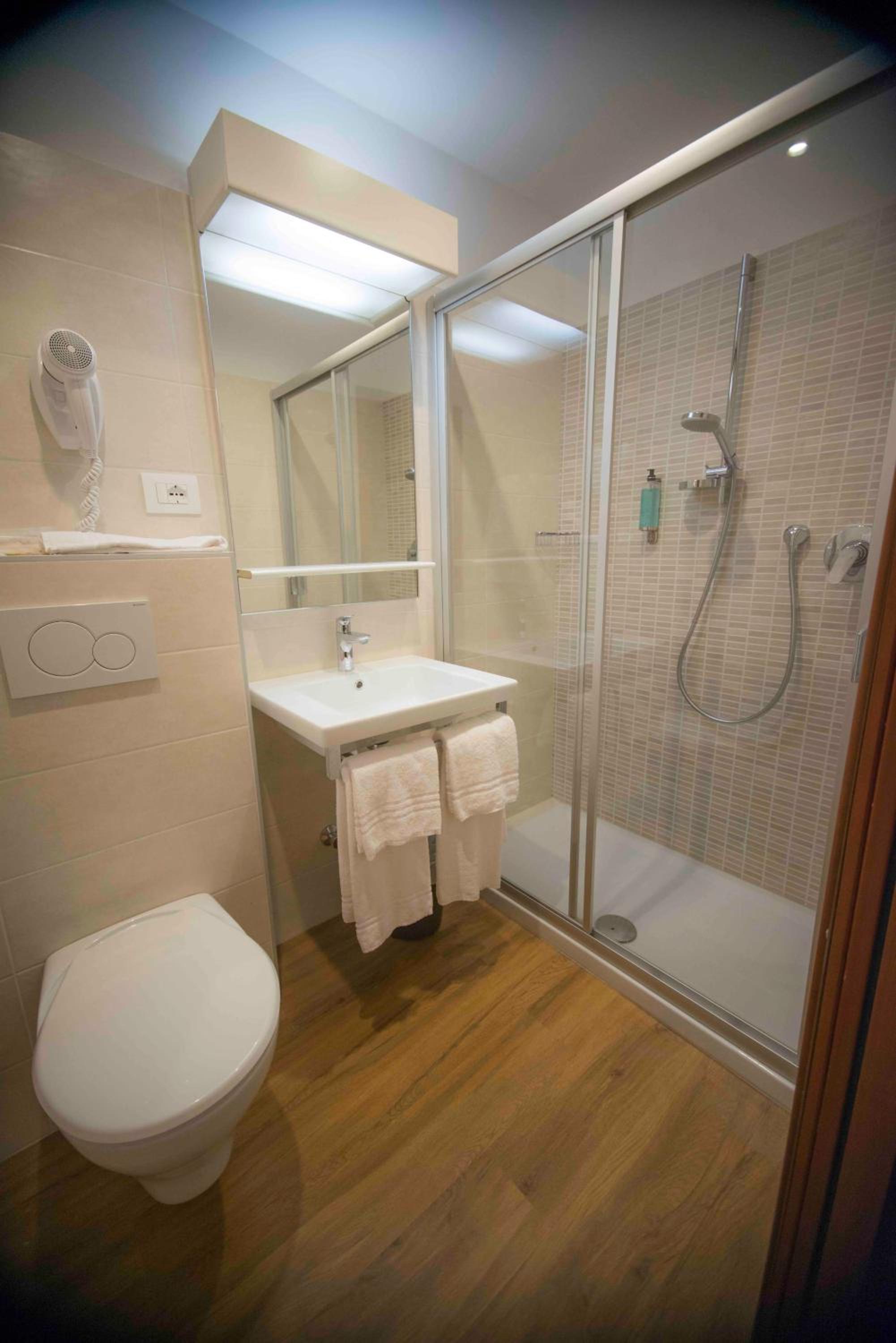 Deluxe Queen Room - Photo 9