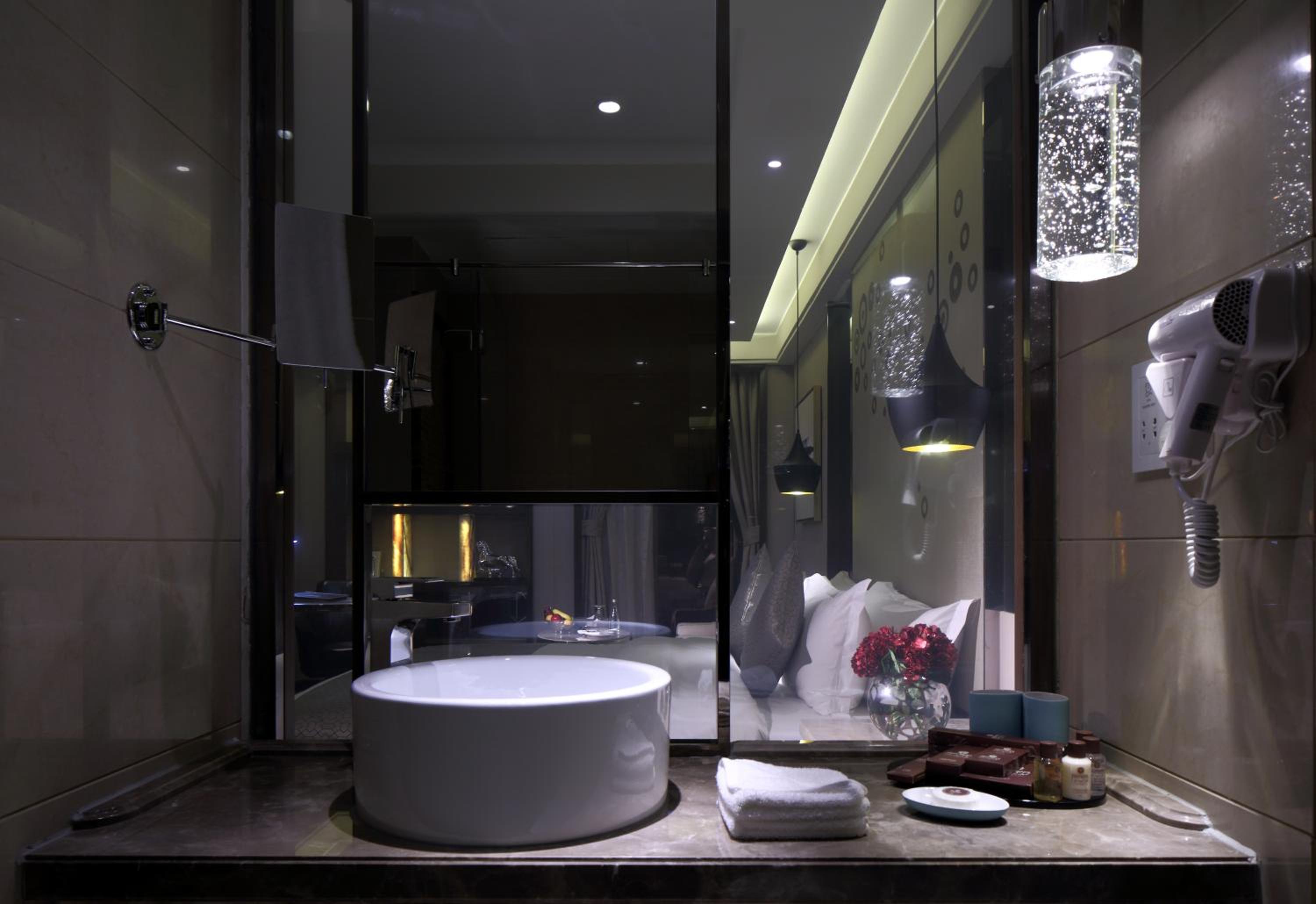 Superior Suite - Photo 11