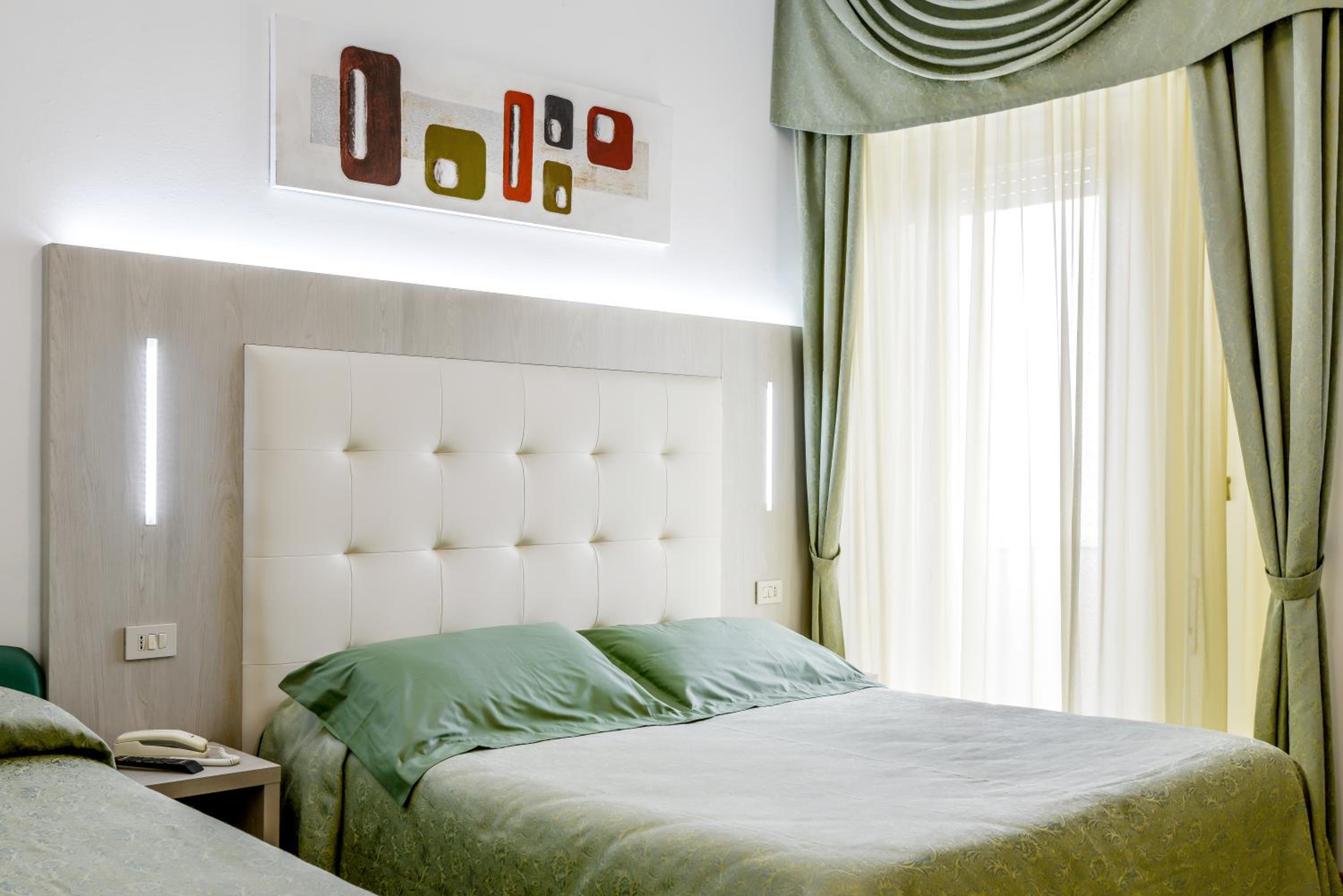 Double or Twin Room with Sea View - Photo 7