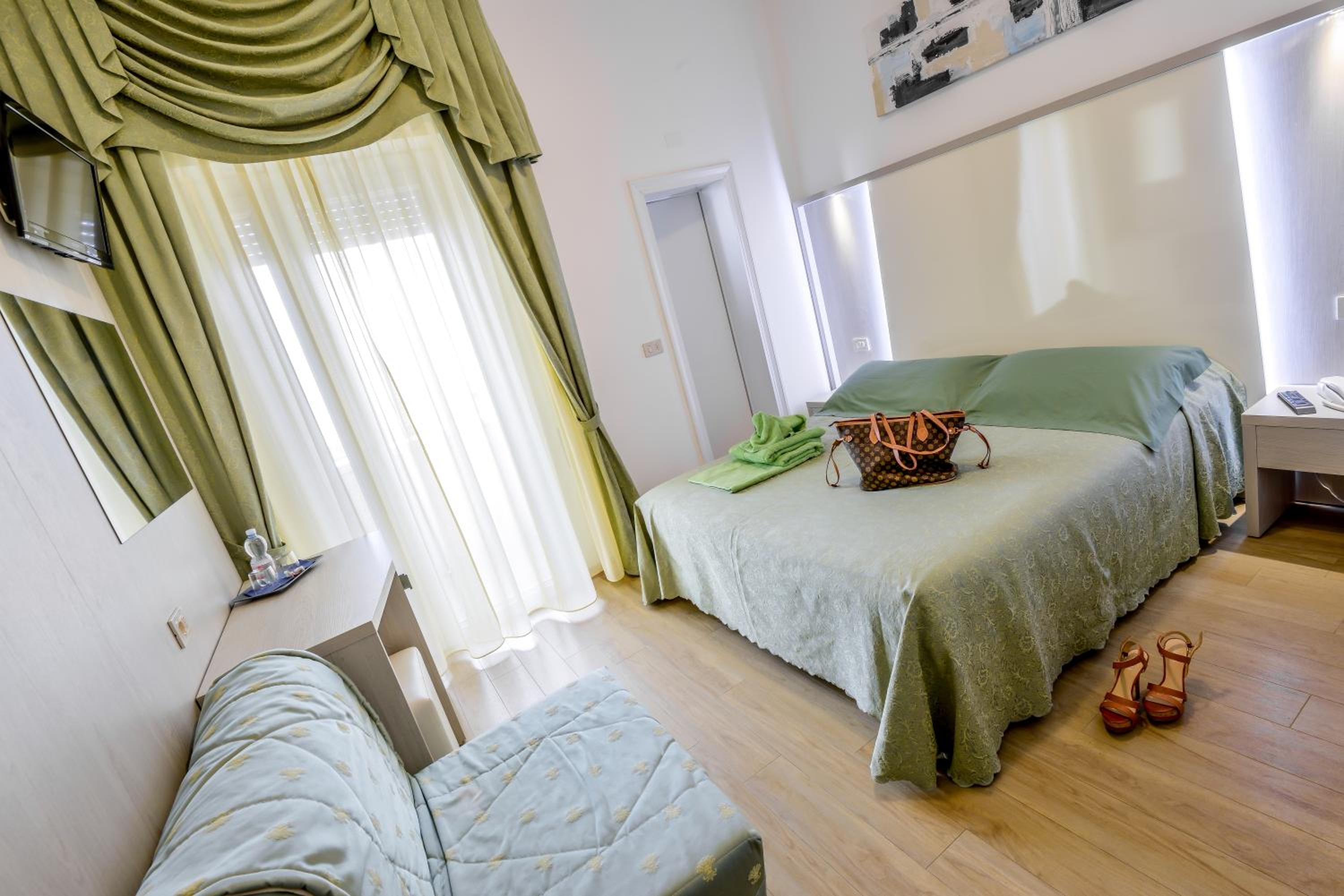 Double or Twin Room with Sea View - Photo 11
