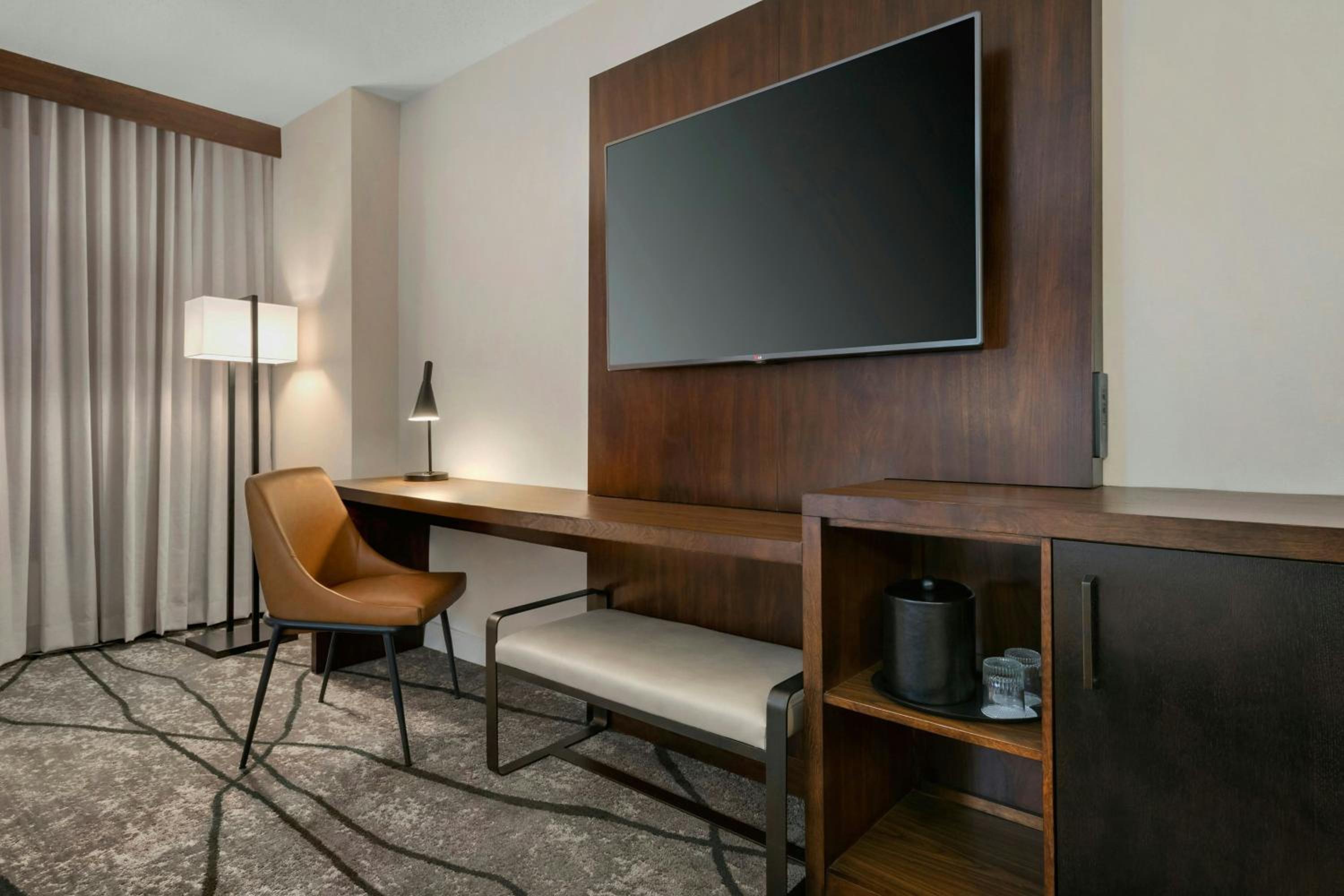 King Room with Roll-in Shower - Mobility and Hearing Accessible - Photo 2