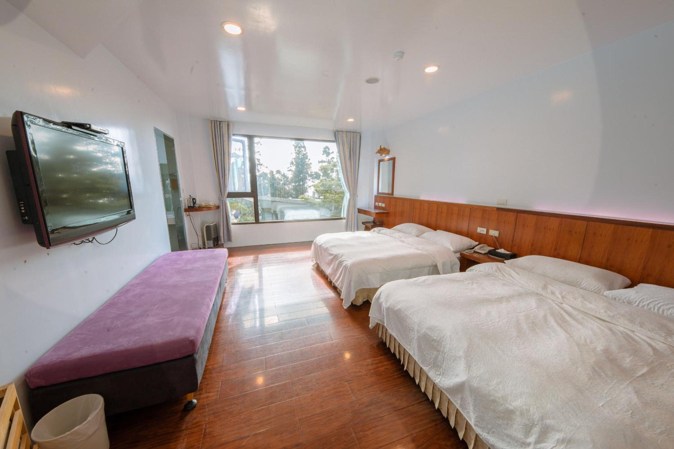 Quadruple Room with Private Bathroom photo 3