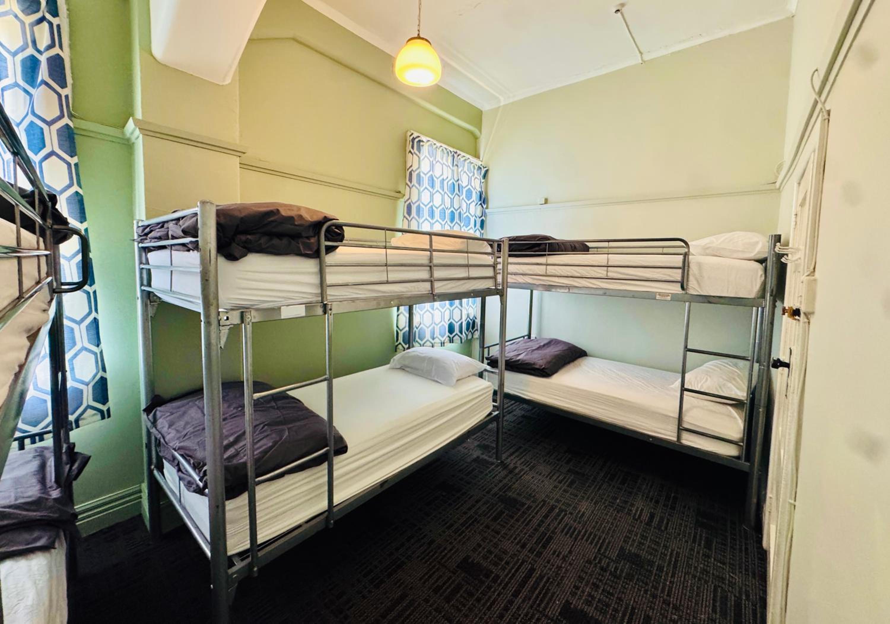 Budget 6-Bed Mixed Dormitory photo 2