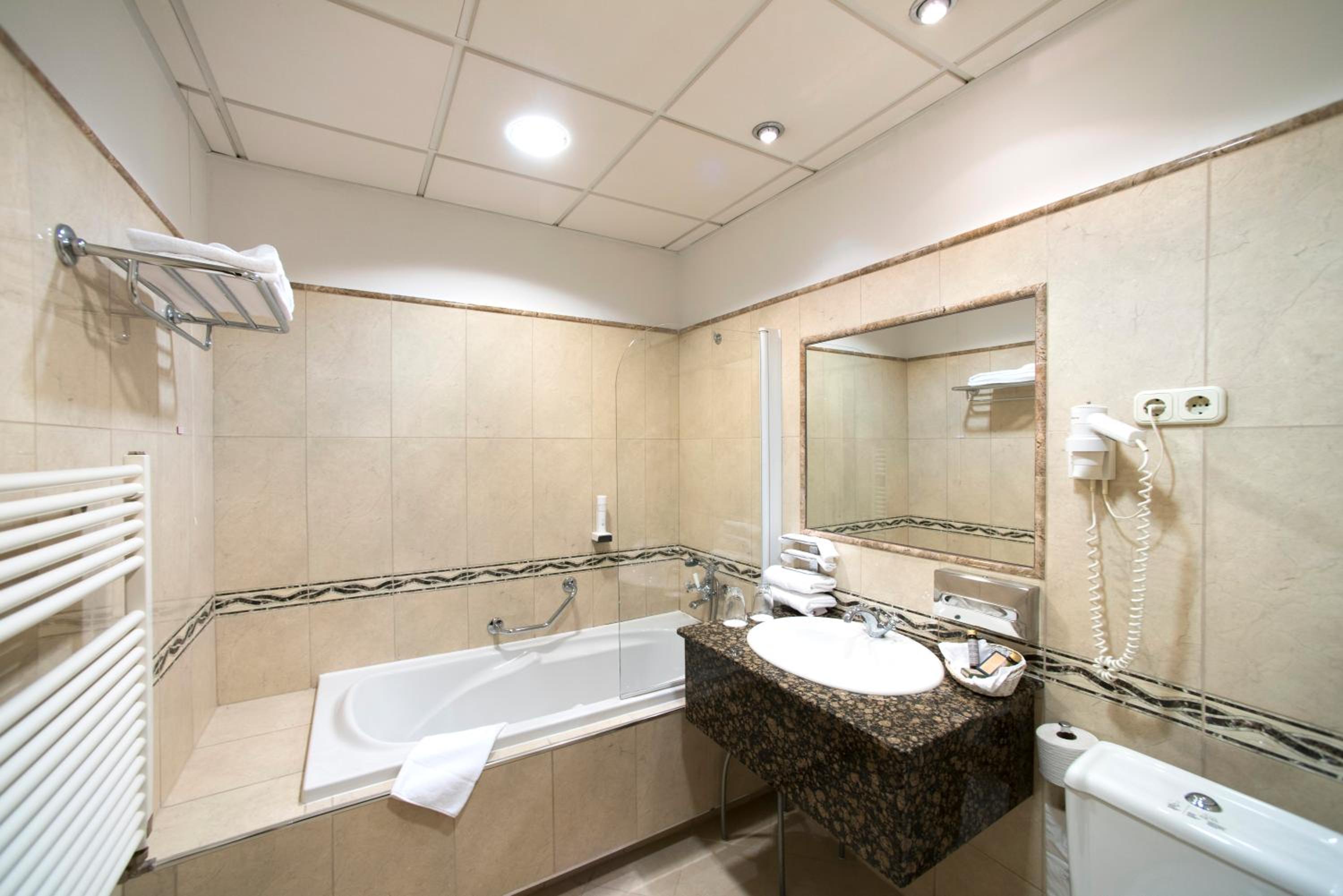 Standard Double Room - Main Building - Photo 12
