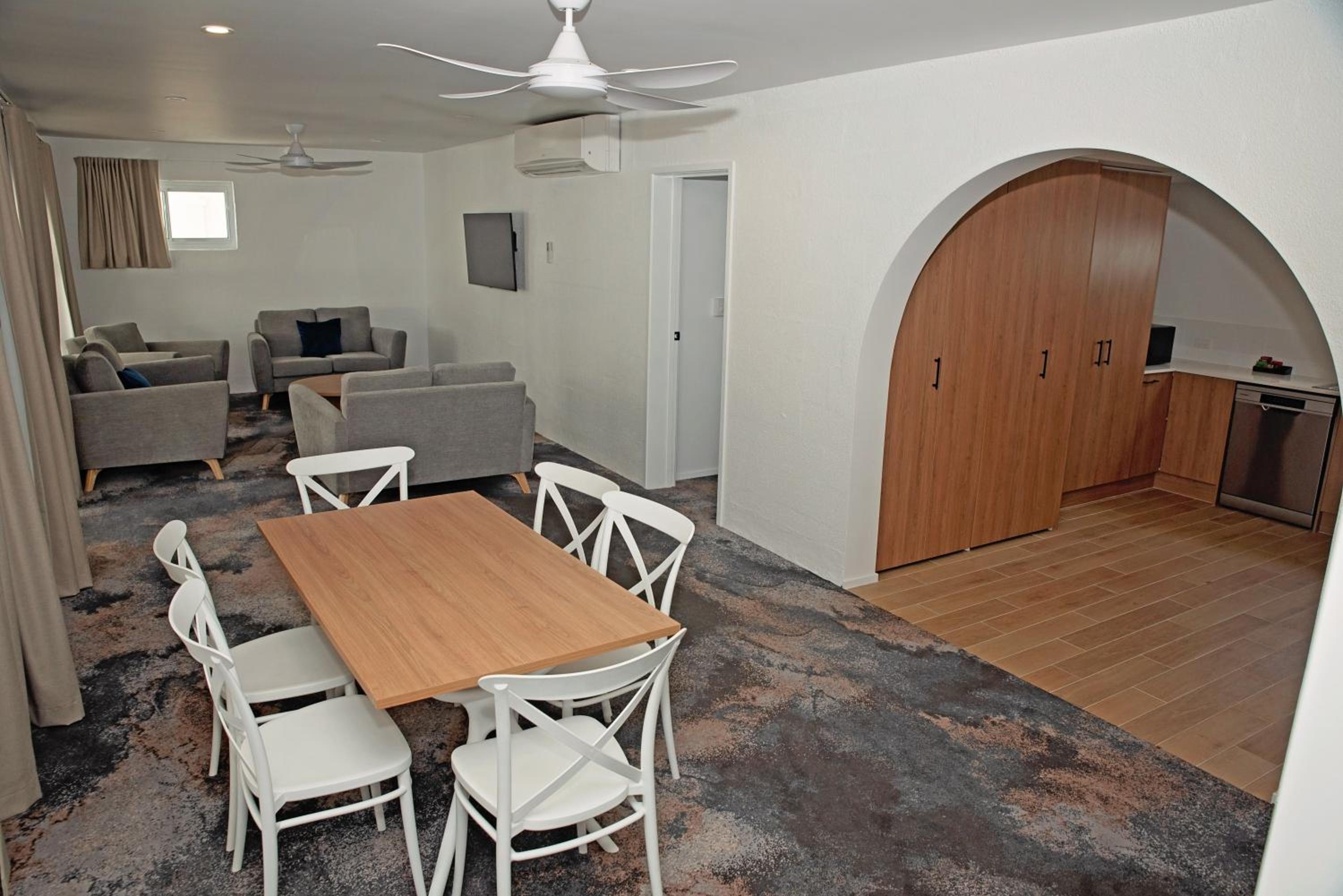 Executive Three Bedroom Apartment photo 3