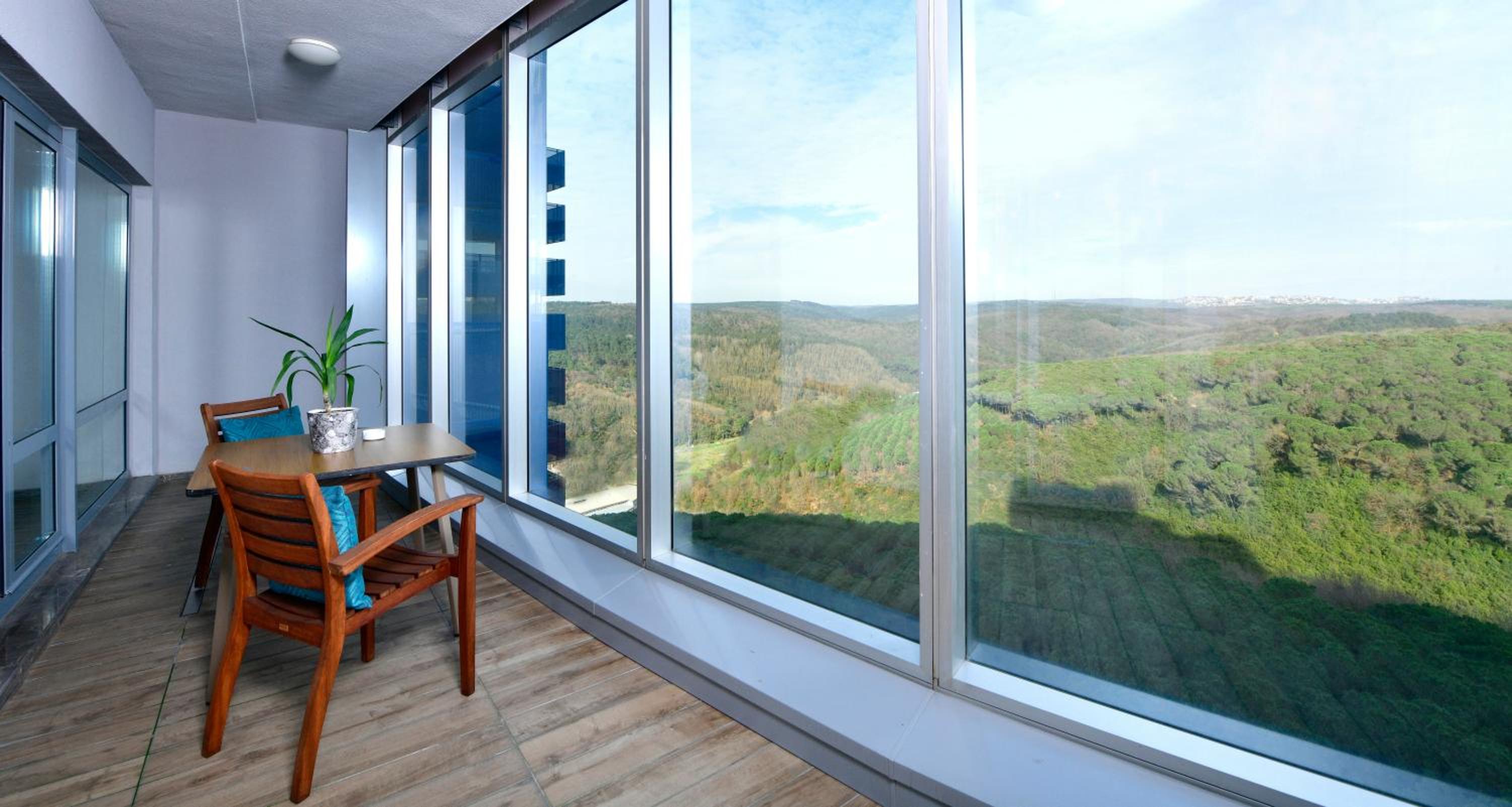 One-Bedroom Apartment with View photo 1