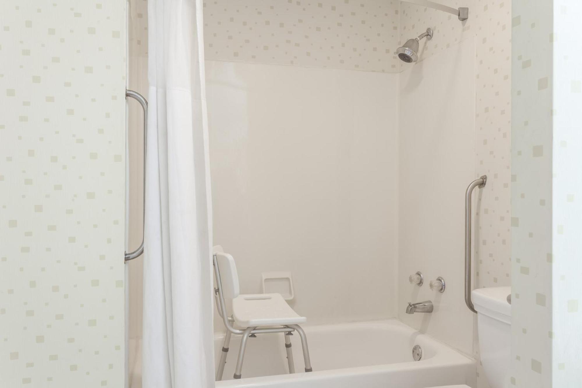 Double Room with Two Double Beds - Disability Access - Non-Smoking - Photo 6