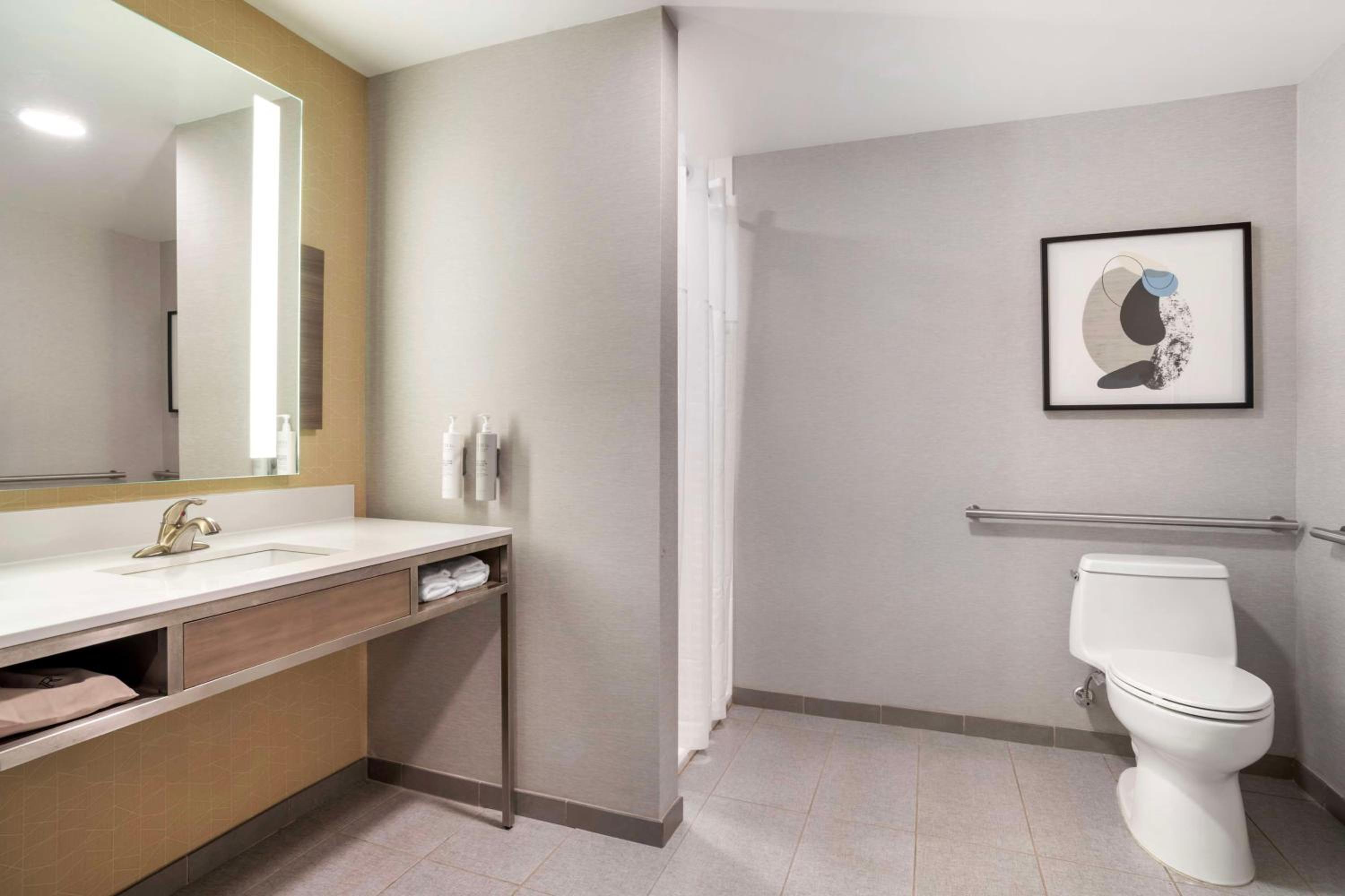 Queen Room with Two Queen Beds and Roll-In Shower - Mobility Access - Photo 4