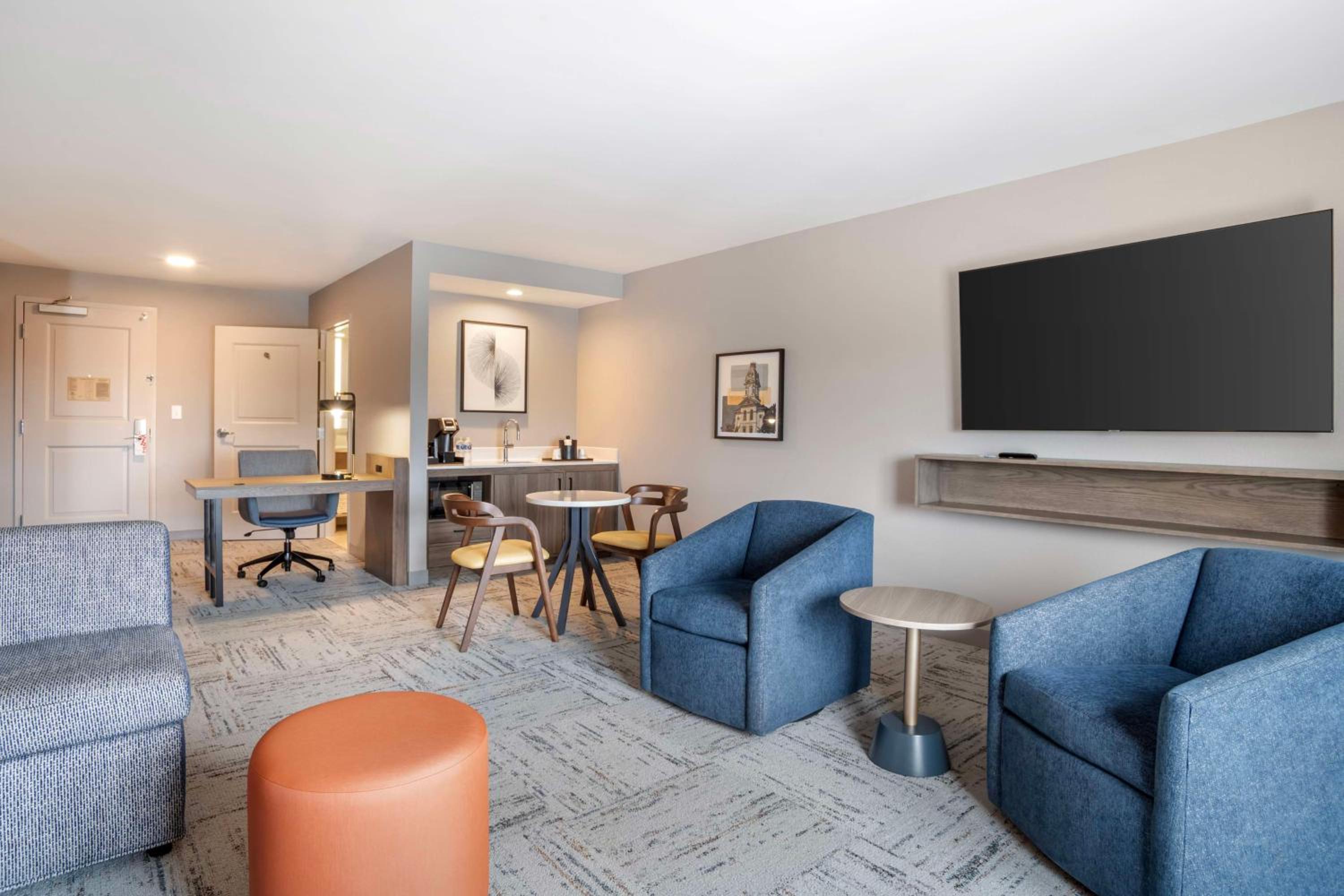 One-Bedroom King Suite - Photo 3