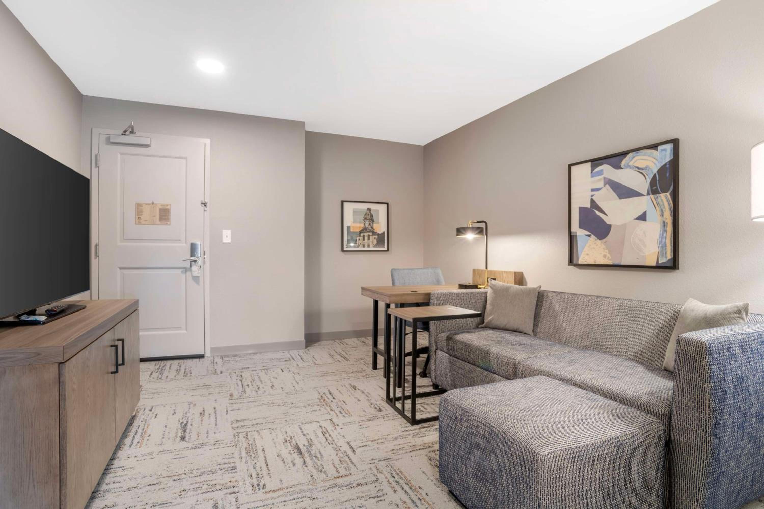 Junior King Suite with Sofa Bed - Photo 2