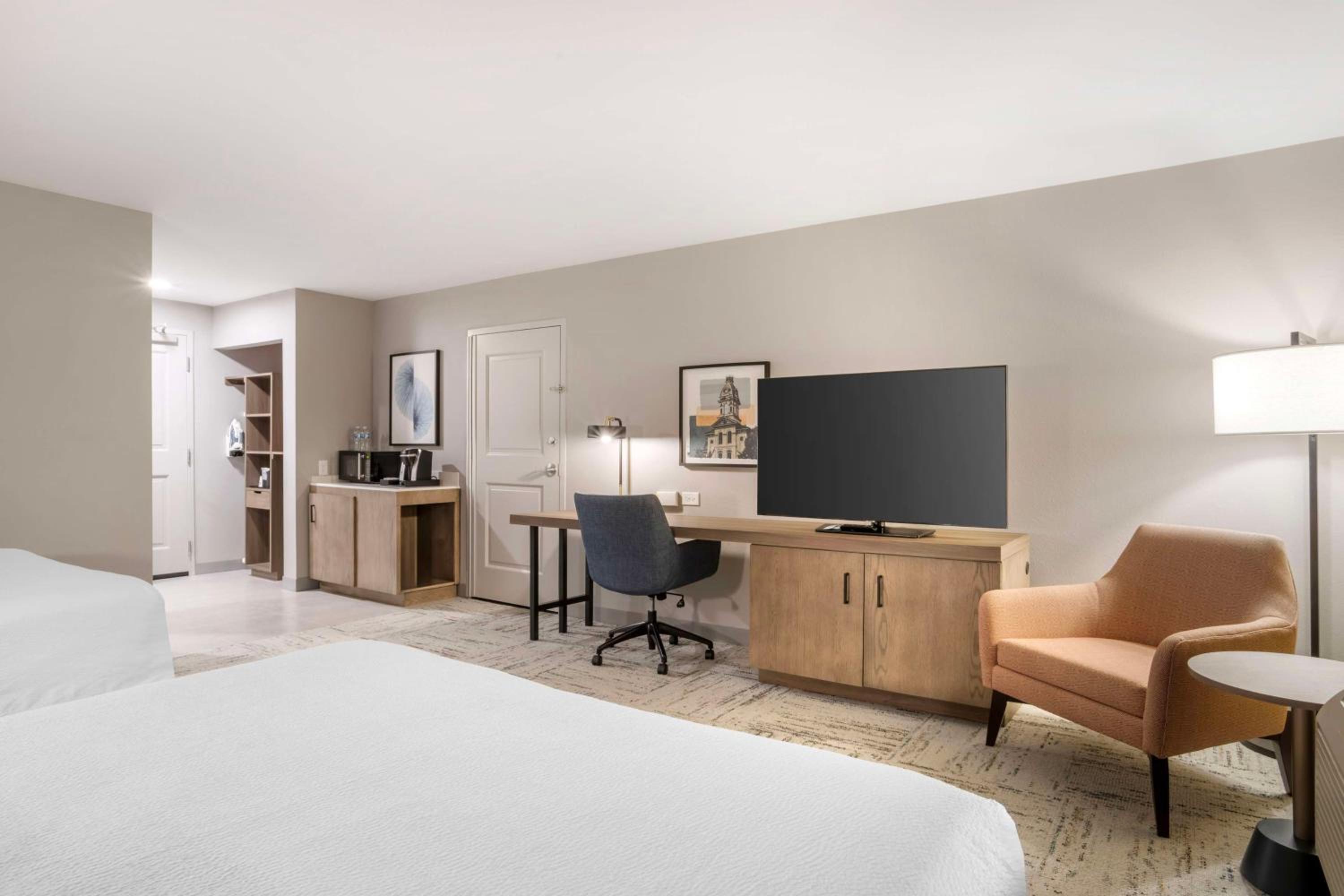 Queen Room with Two Queen Beds and Roll-In Shower - Mobility Access - Photo 3