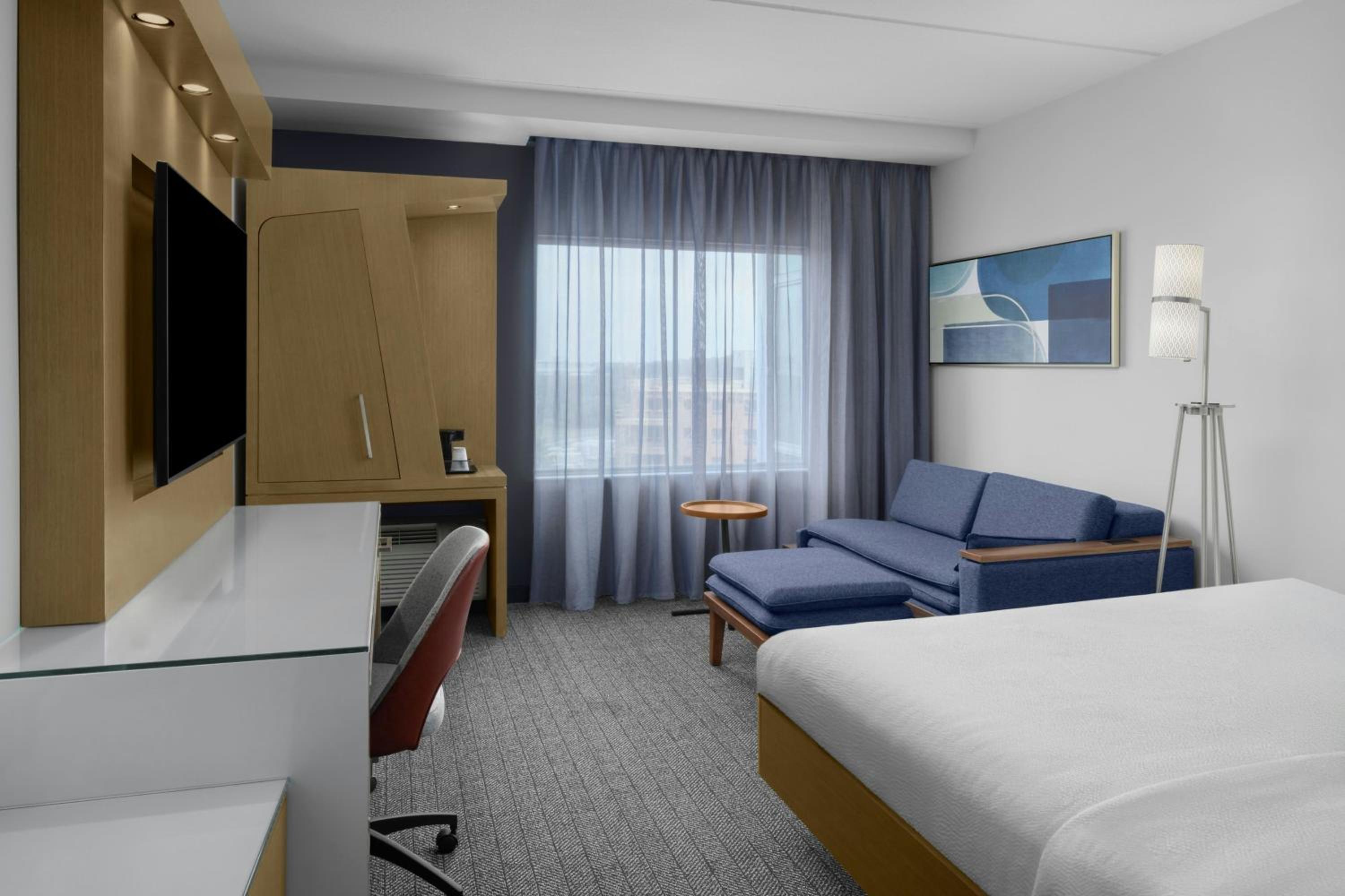 King Room with Bathtub - Mobility Access thumbnail 5
