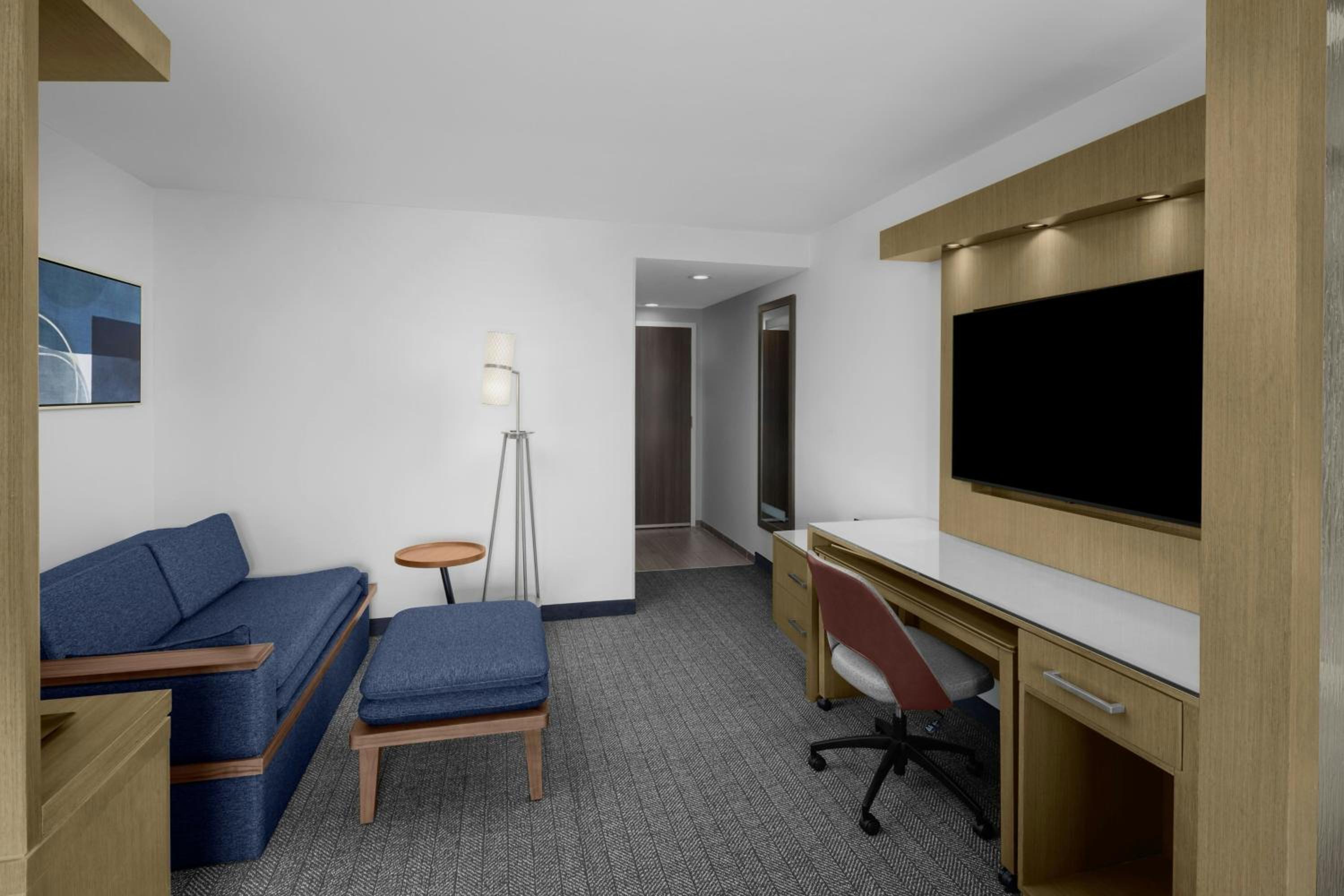 Queen Suite with Two Queen Beds, Bathtub and Sofa Bed - Mobility Access thumbnail 5