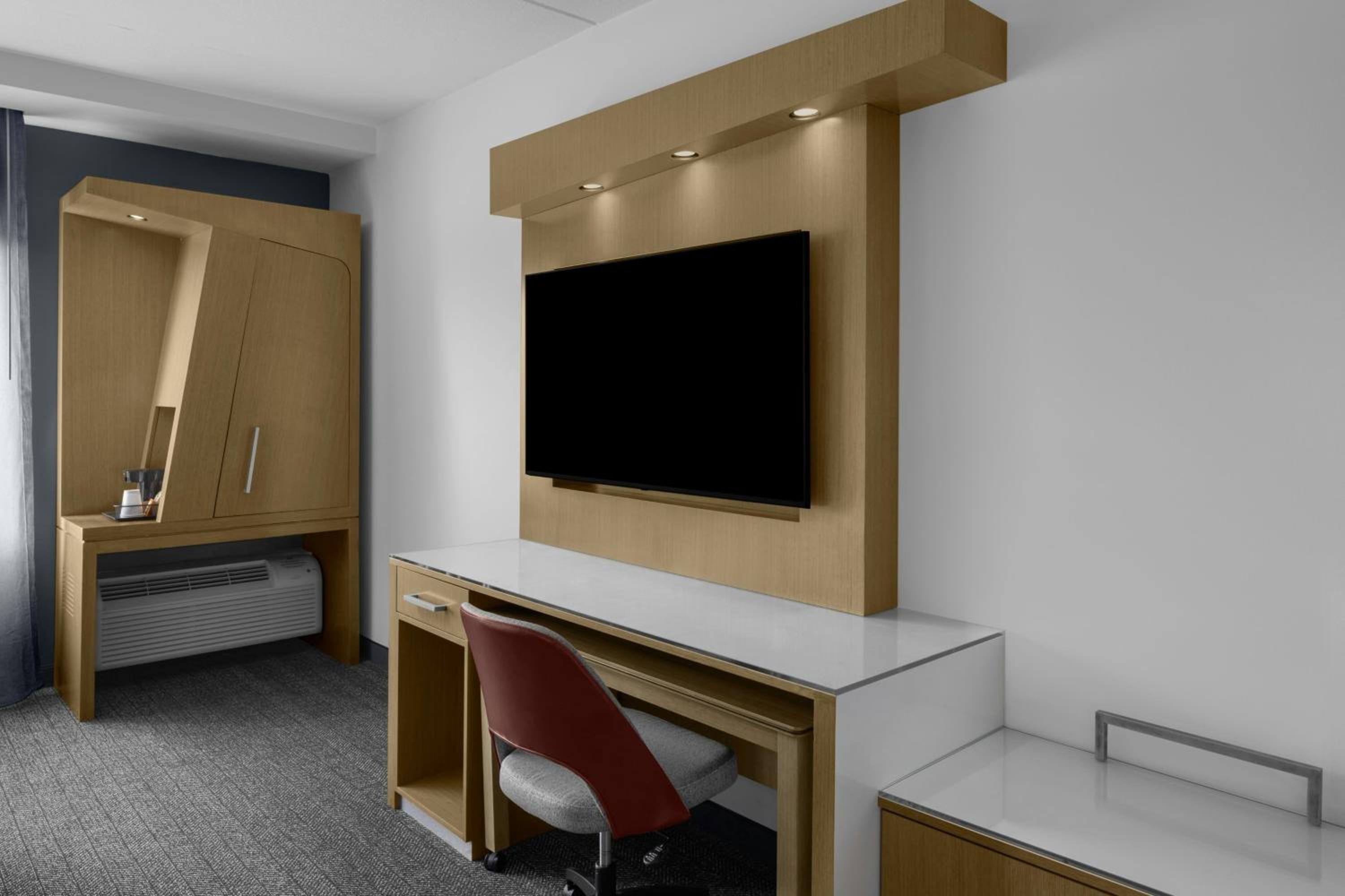 Queen Room with Two Queen Beds thumbnail 5