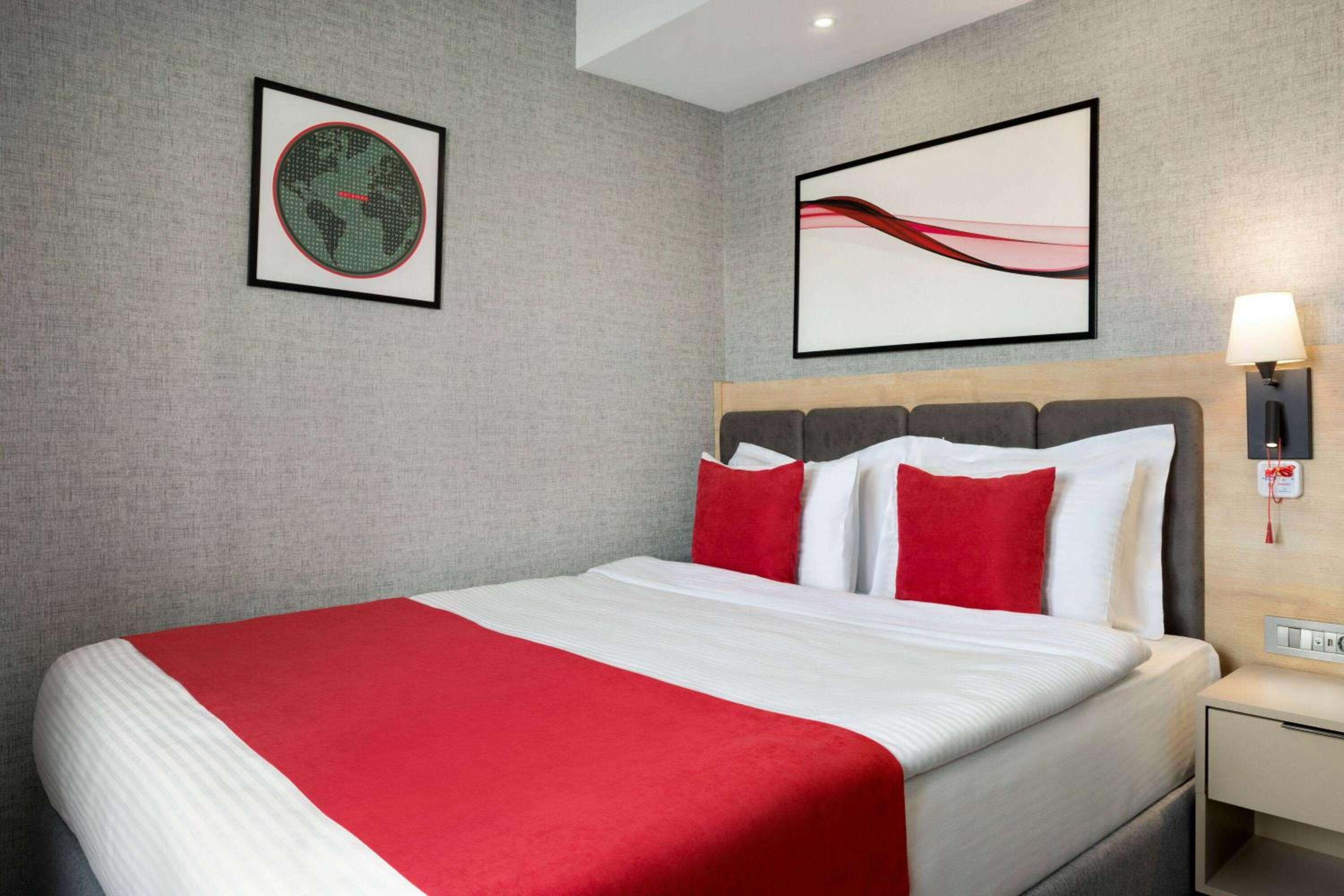Standard Room with French Bed and Poolside - Mobility Accessible