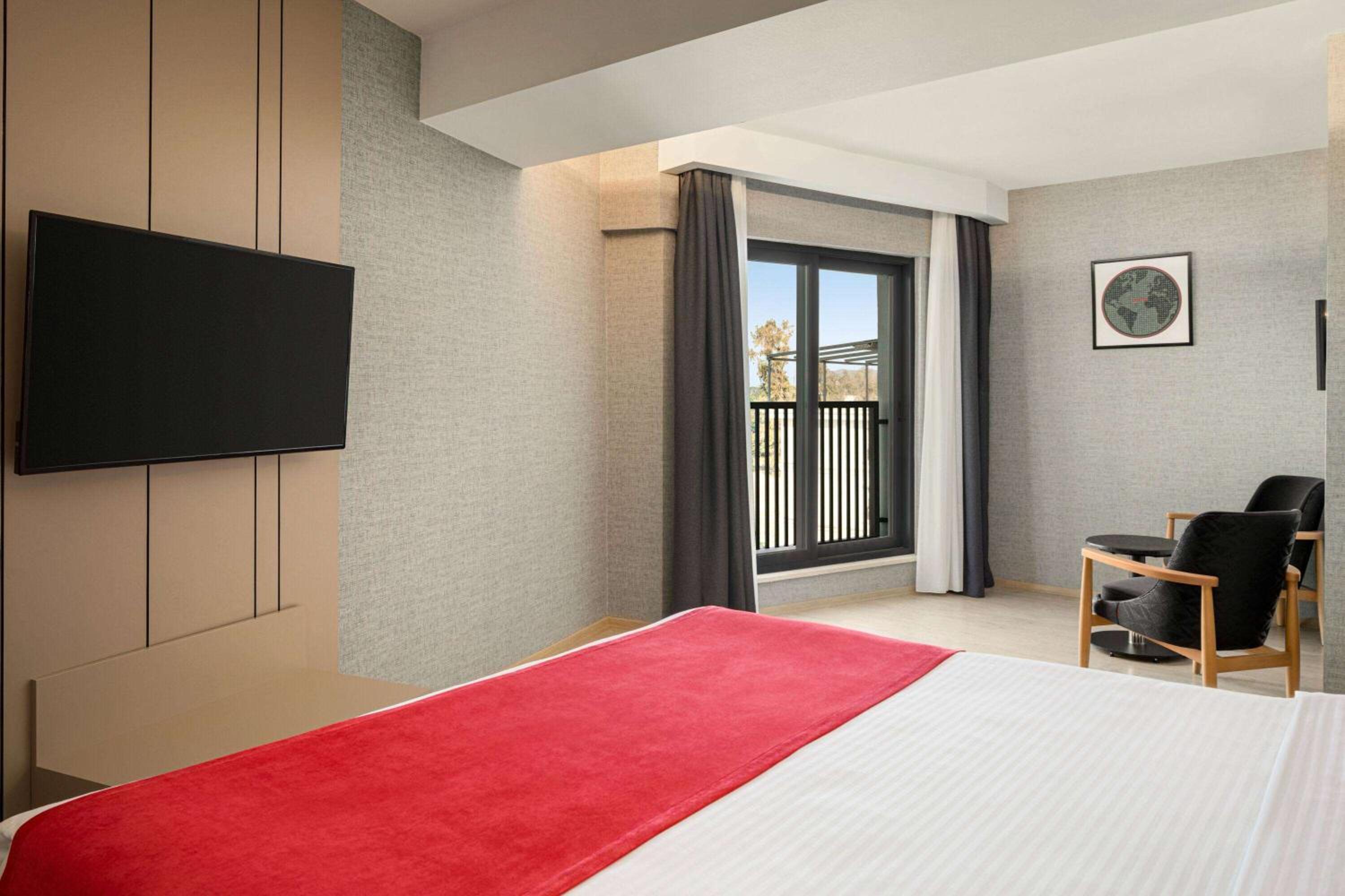 Suite mit französischem Bett und Balkon - Landseite