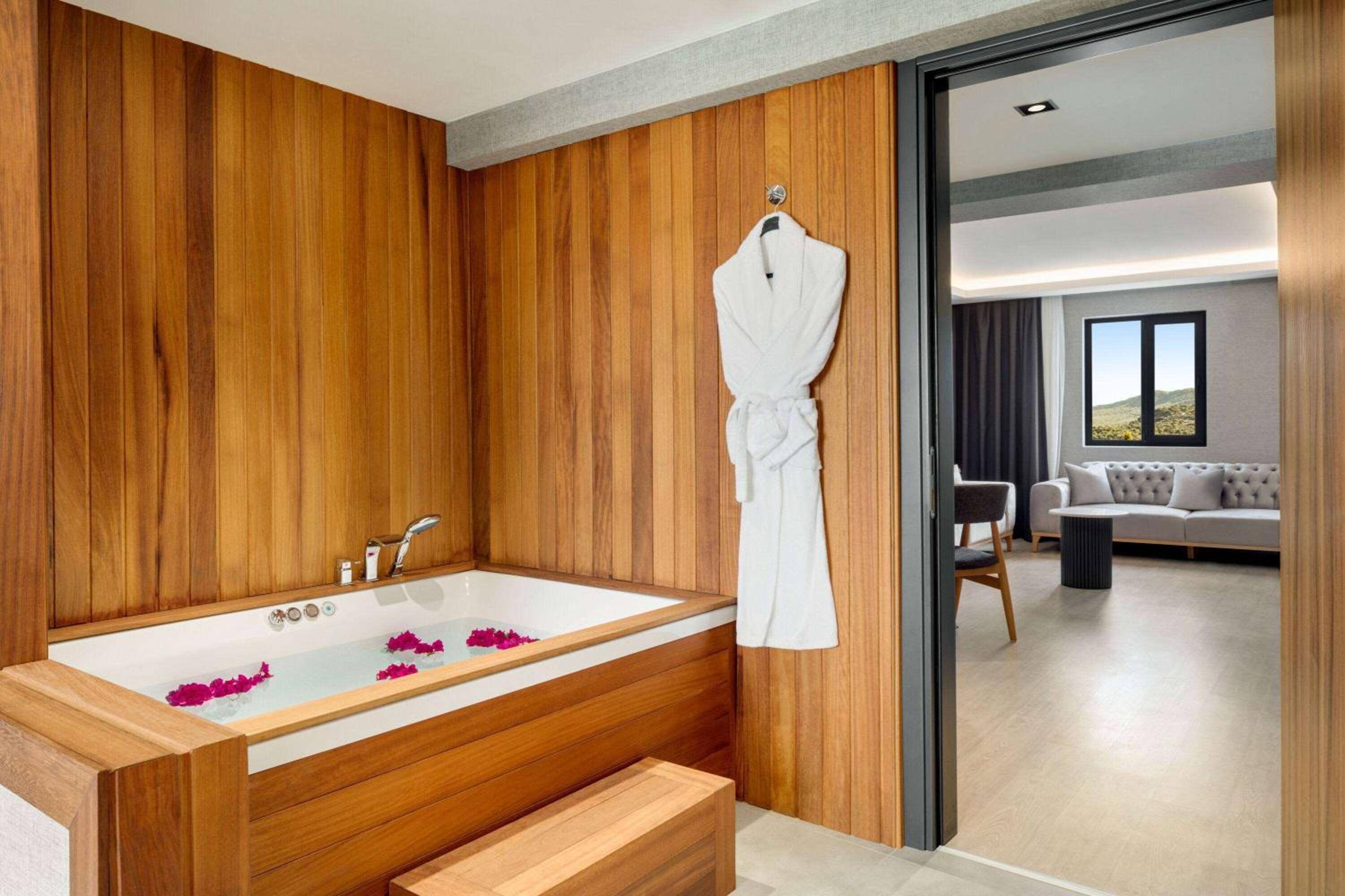 King Suite with Poolside - Photo 5
