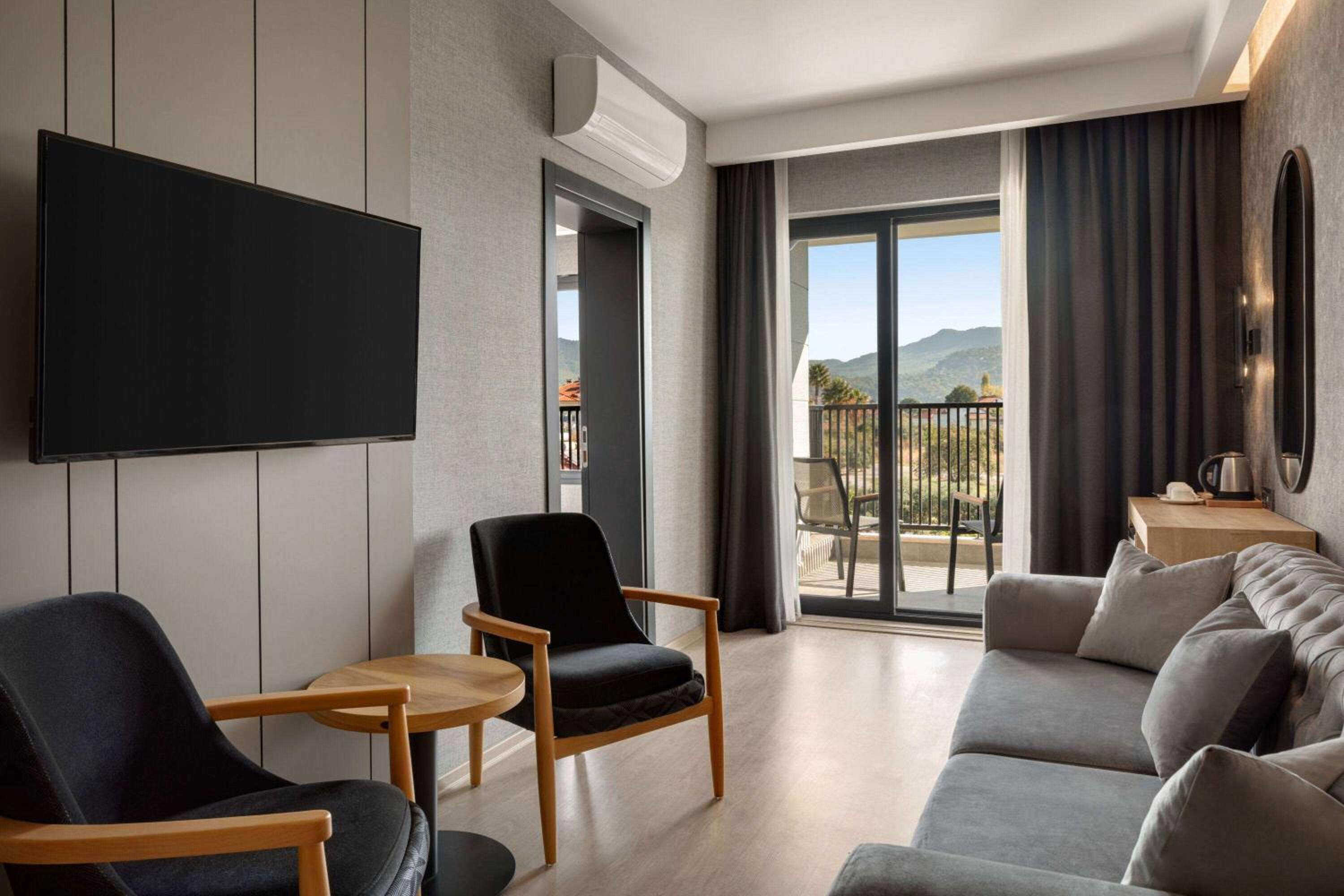 Suite with French Bed and Balcony - Land Side