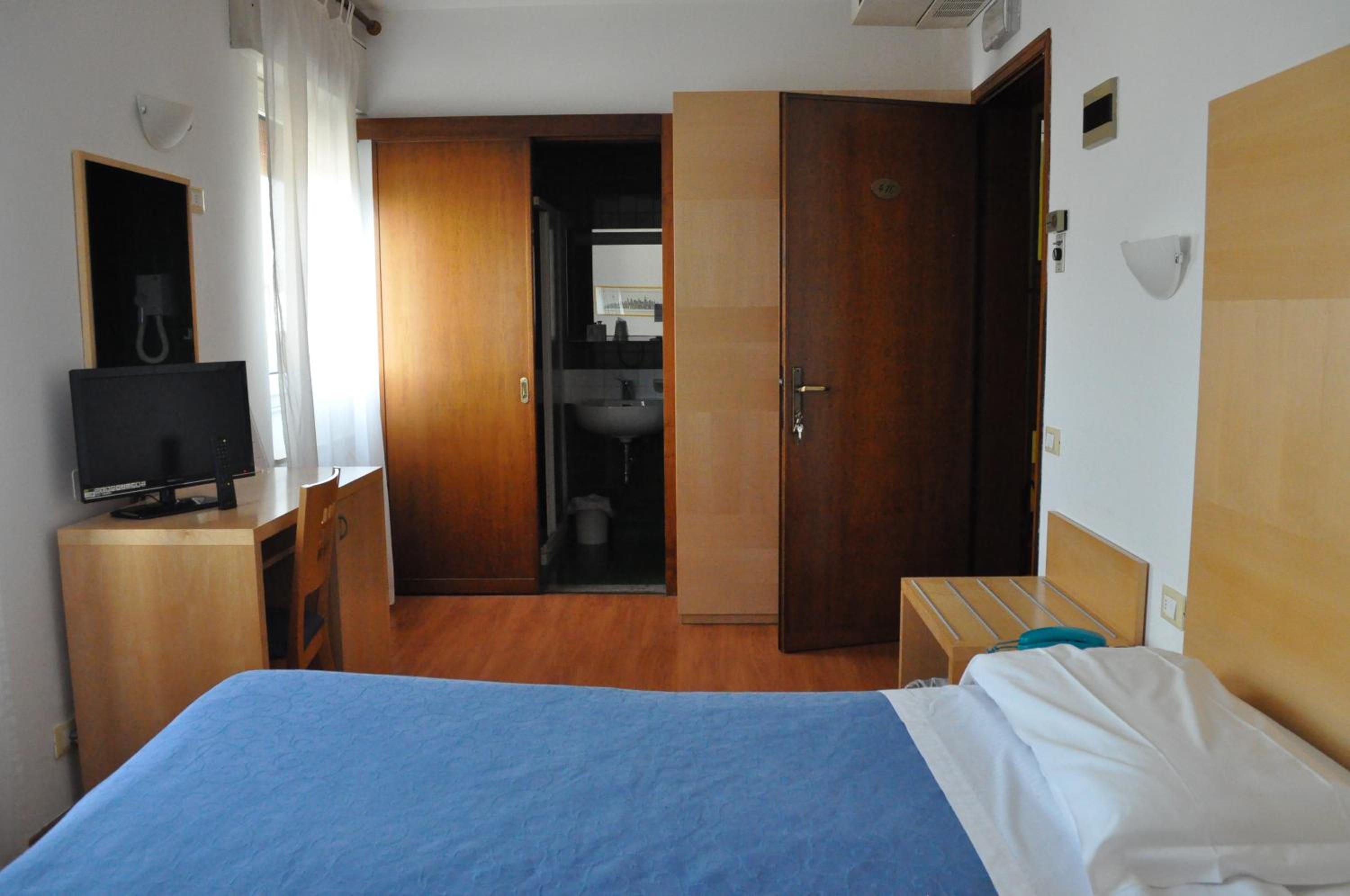 Double or Twin Room - Photo 12