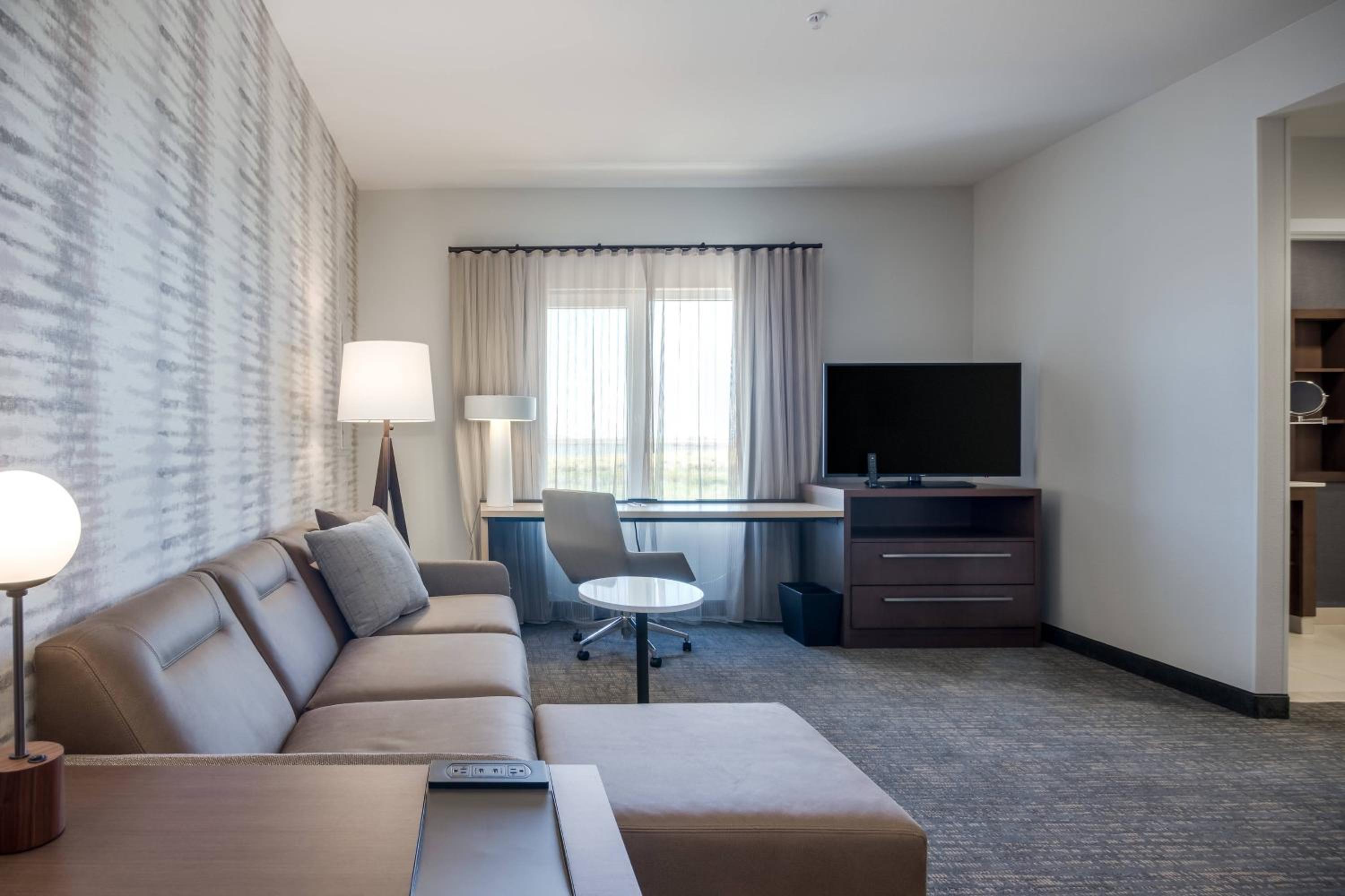 One-Bedroom King Suite with Sofa Bed - Hearing Accessible - Photo 3