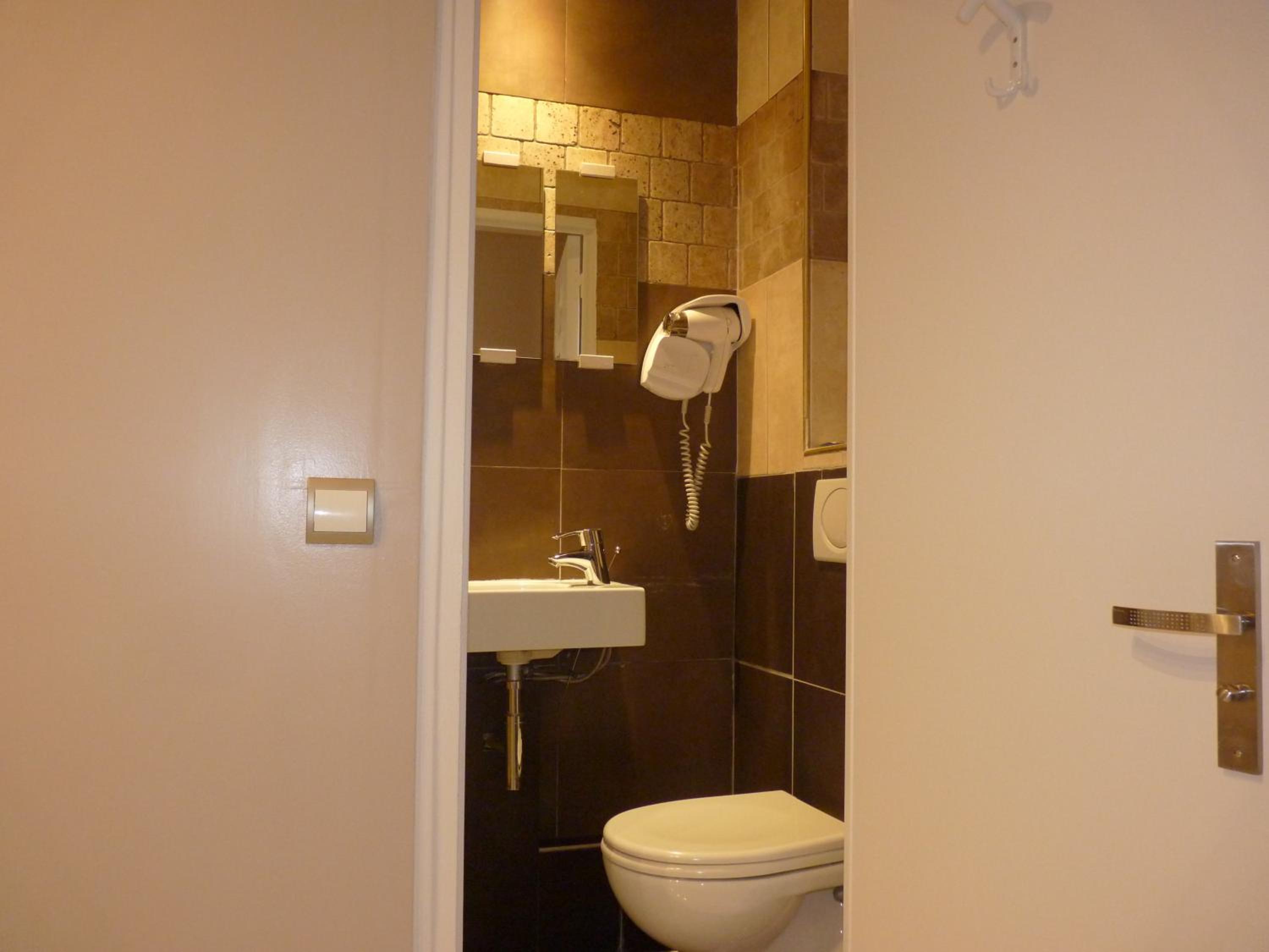 Double Room with Shower (without elevator) photo 2