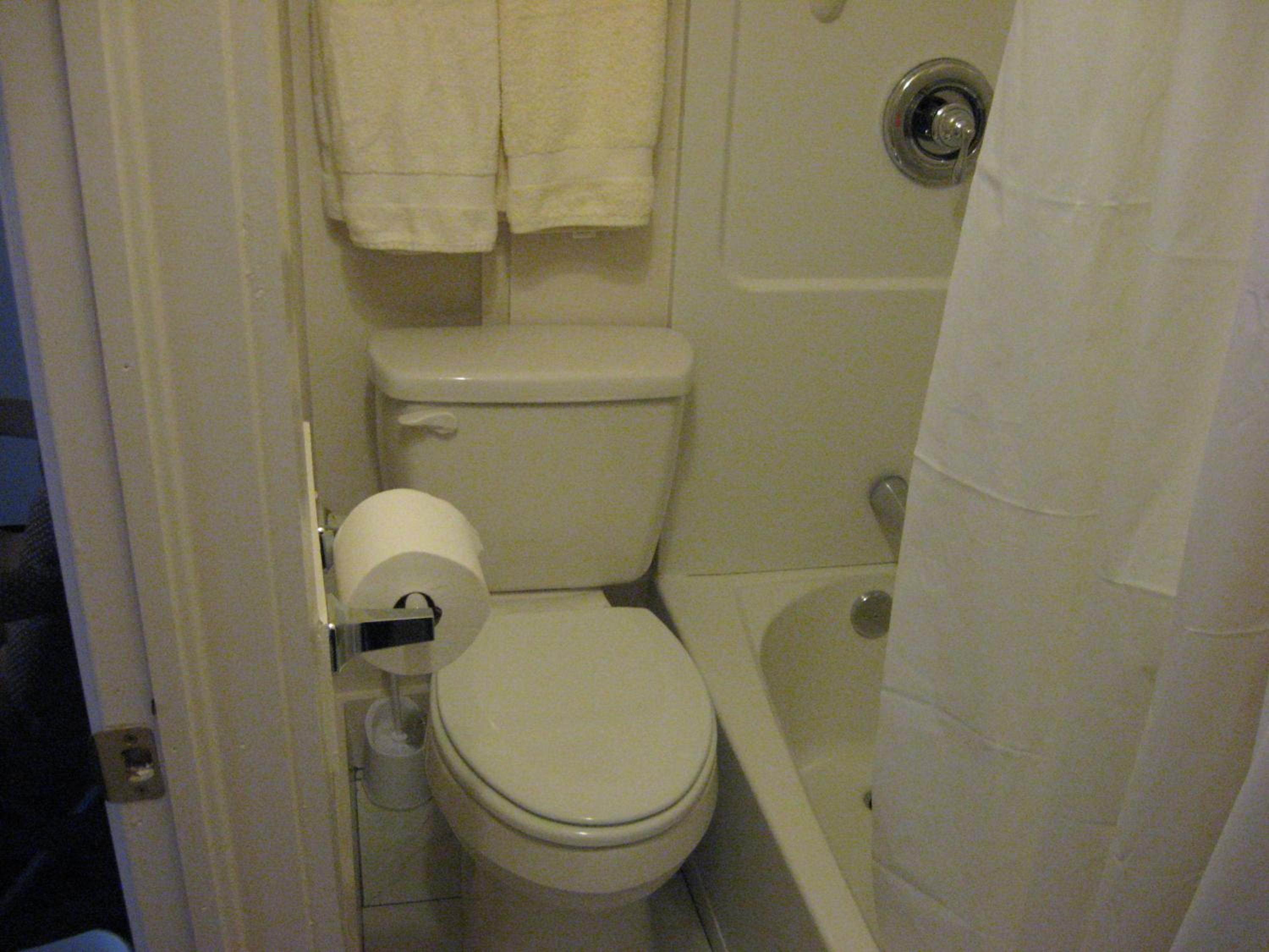 King Room with Private Bathroom with Bath Tub and Shower photo 3