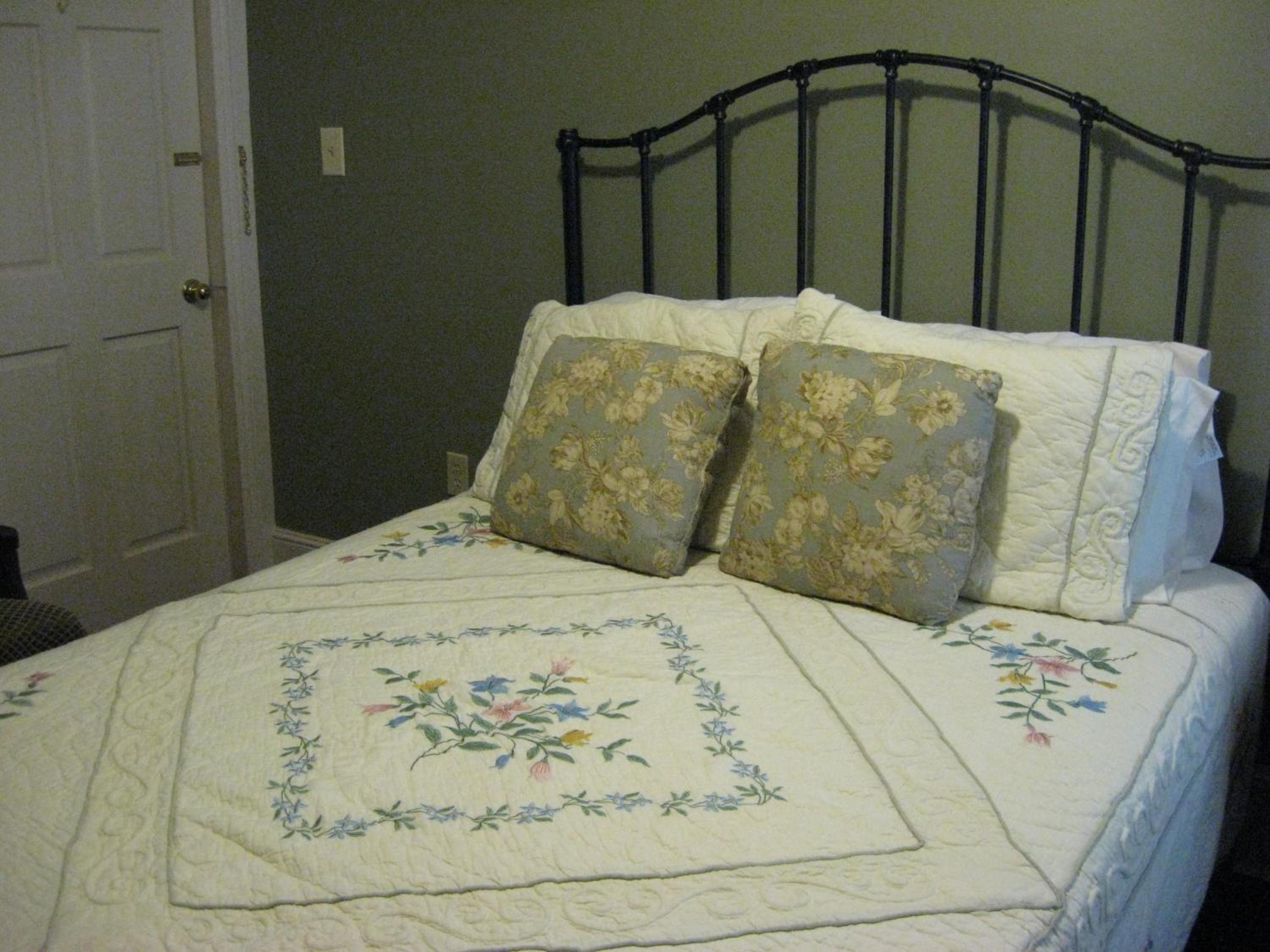 Queen Room with Private Bathroom with Bath Tub and Shower photo 1