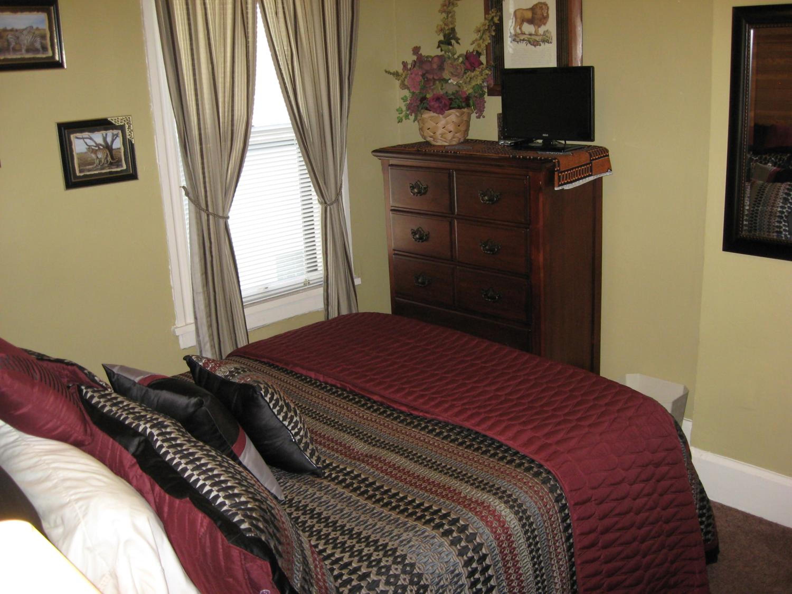 Queen Room with Private Bathroom with Shower photo 2