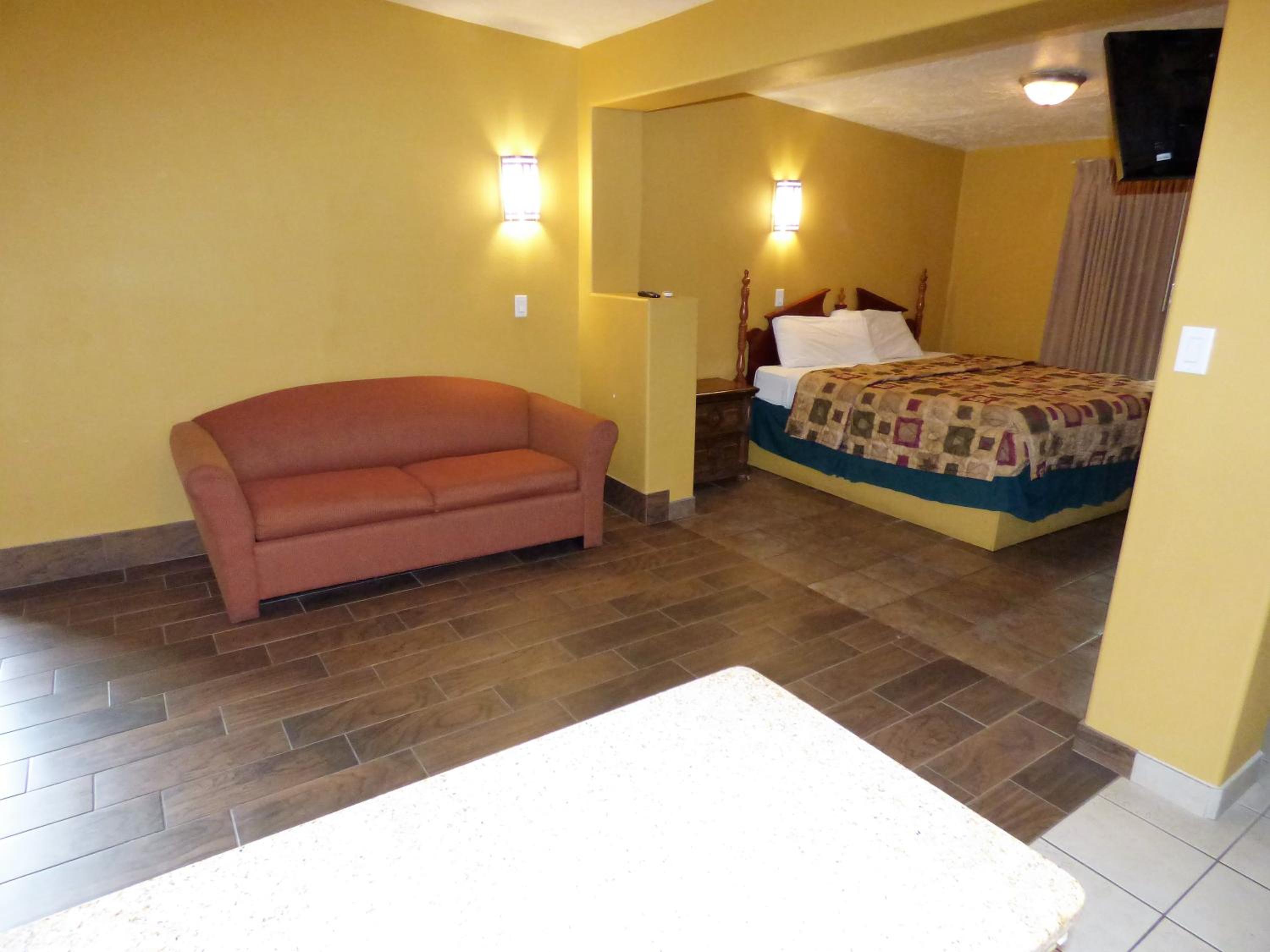 King Room - Non-Smoking - Photo 4