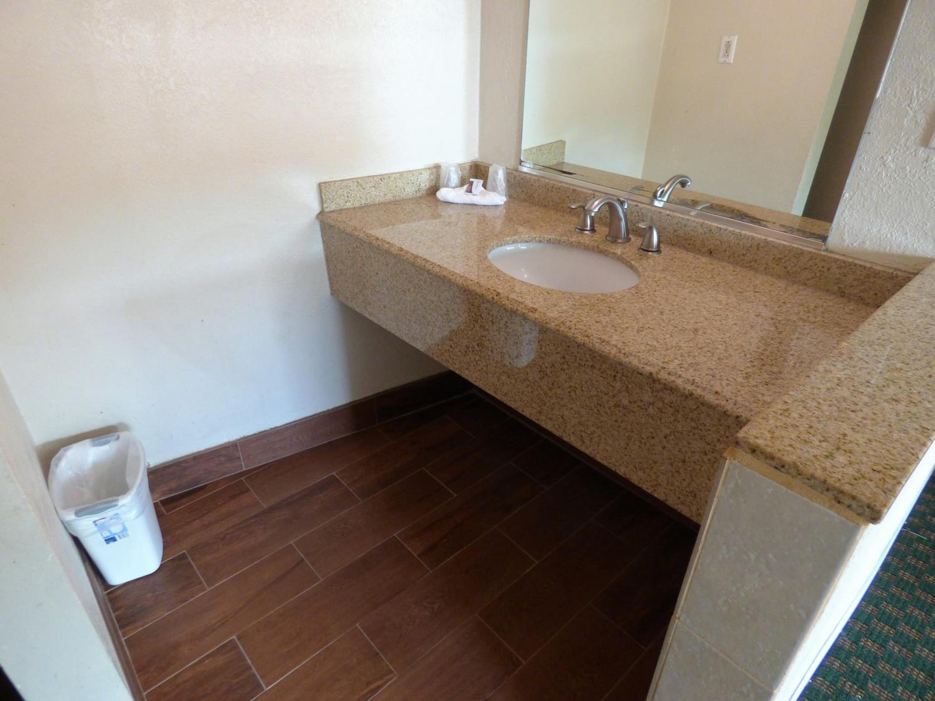 King Room - Non-Smoking - Photo 2