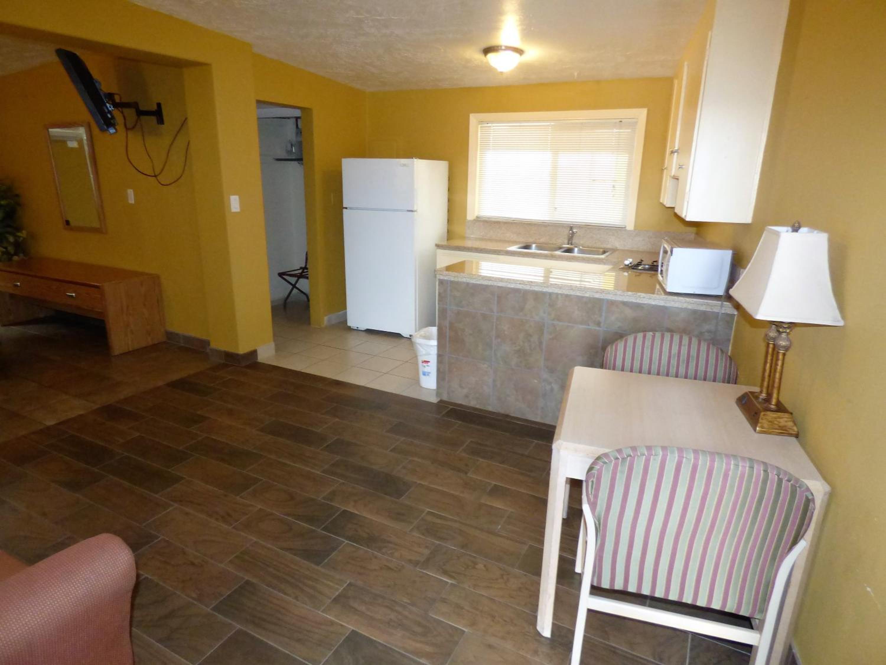 King Room - Non-Smoking - Photo 3