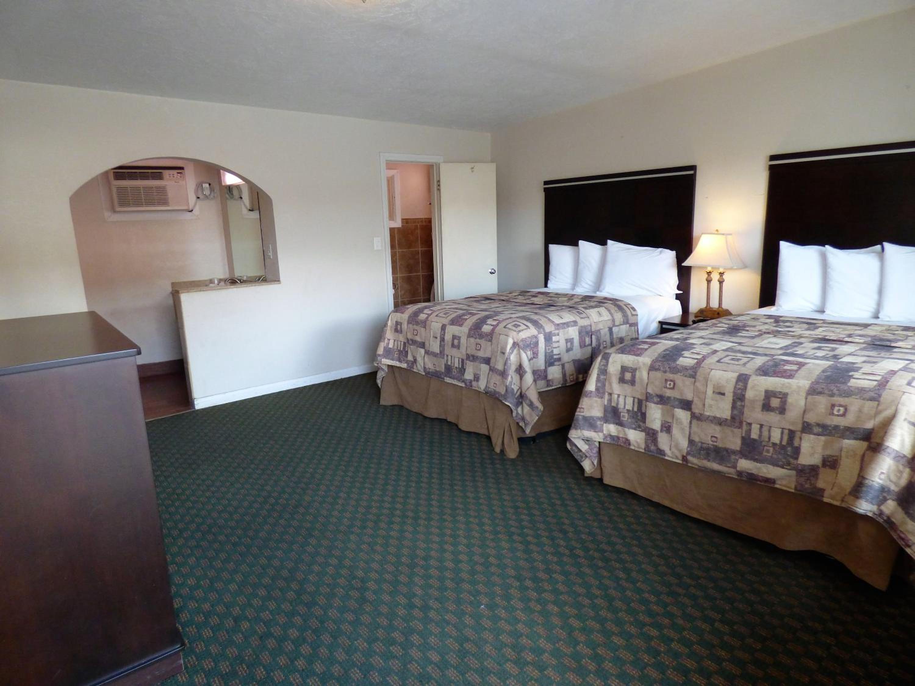 Queen Room with Two Queen Beds - Non-Smoking - Photo 4