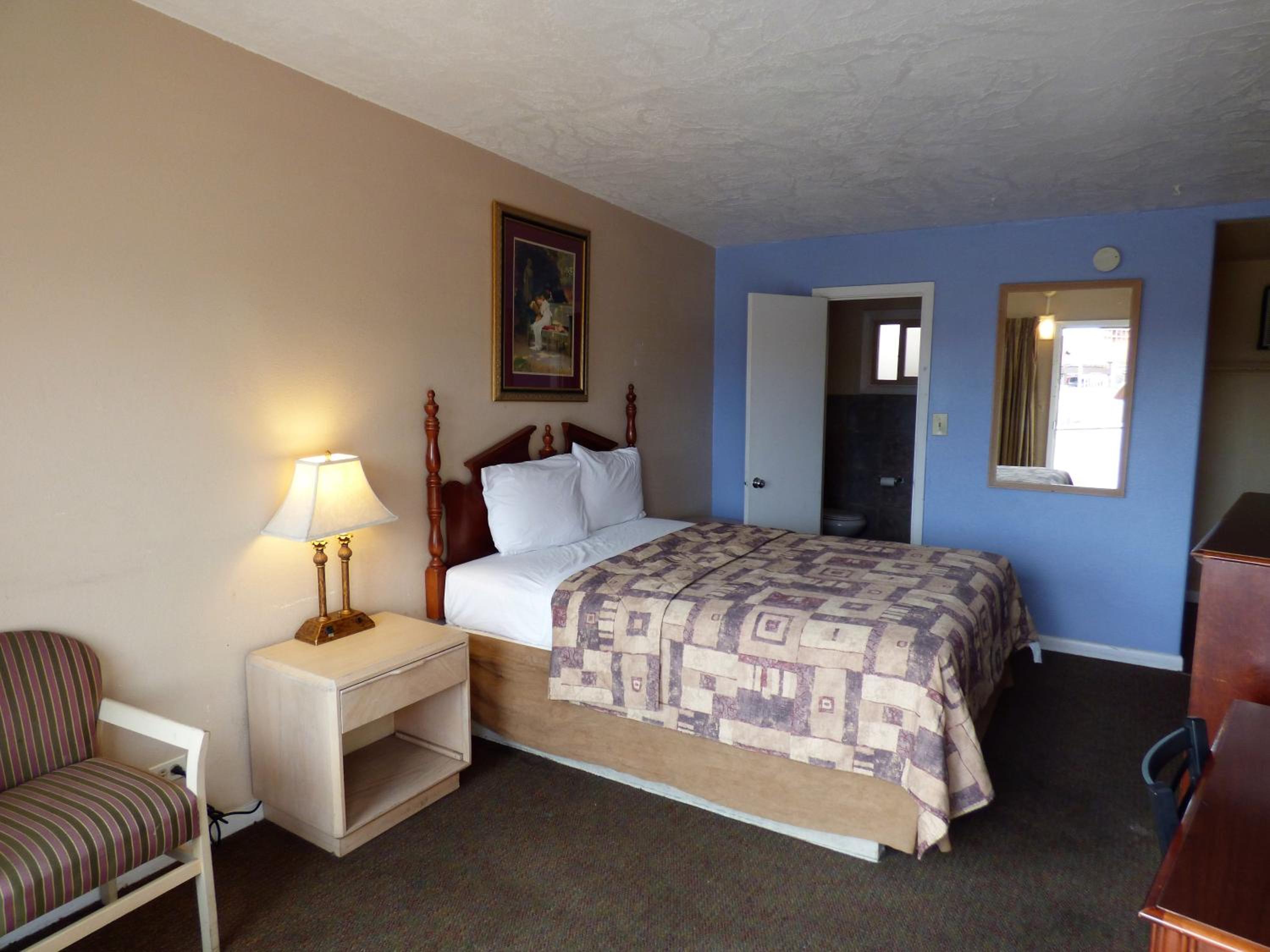 Queen Room - Non-Smoking - Photo 3