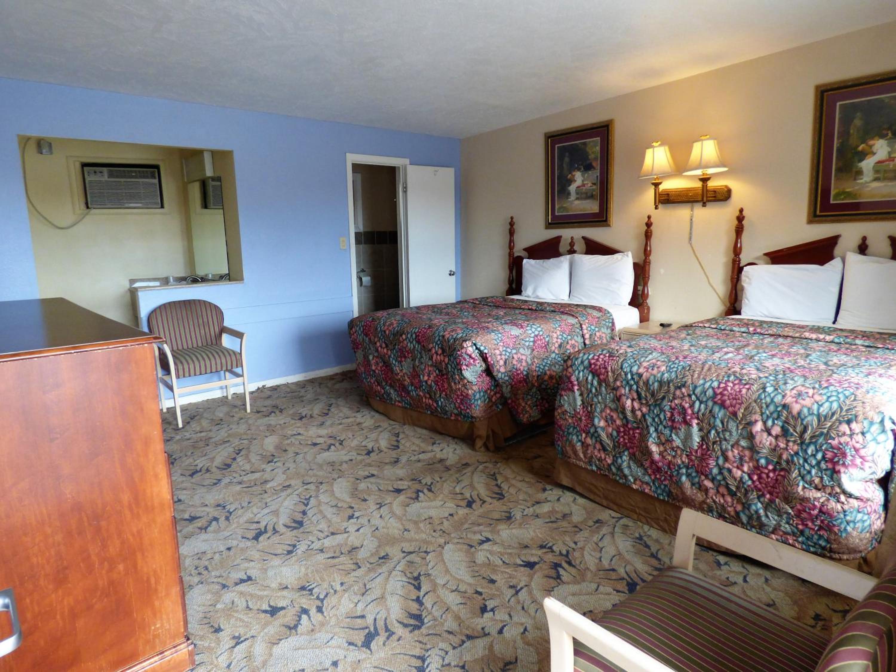 Queen Room with Two Queen Beds - Non-Smoking - Photo 3