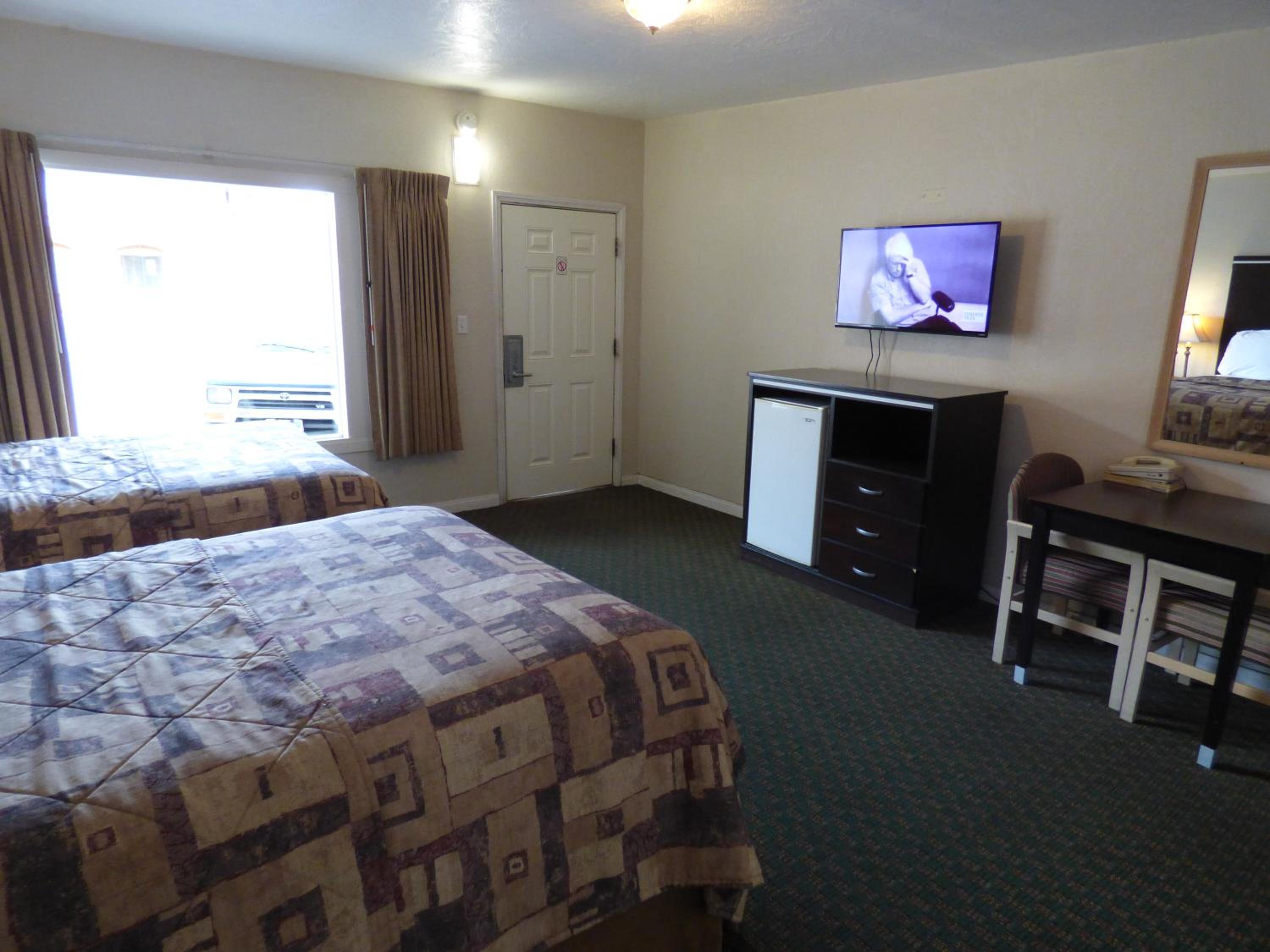 Queen Room with Two Queen Beds - Non-Smoking - Photo 1