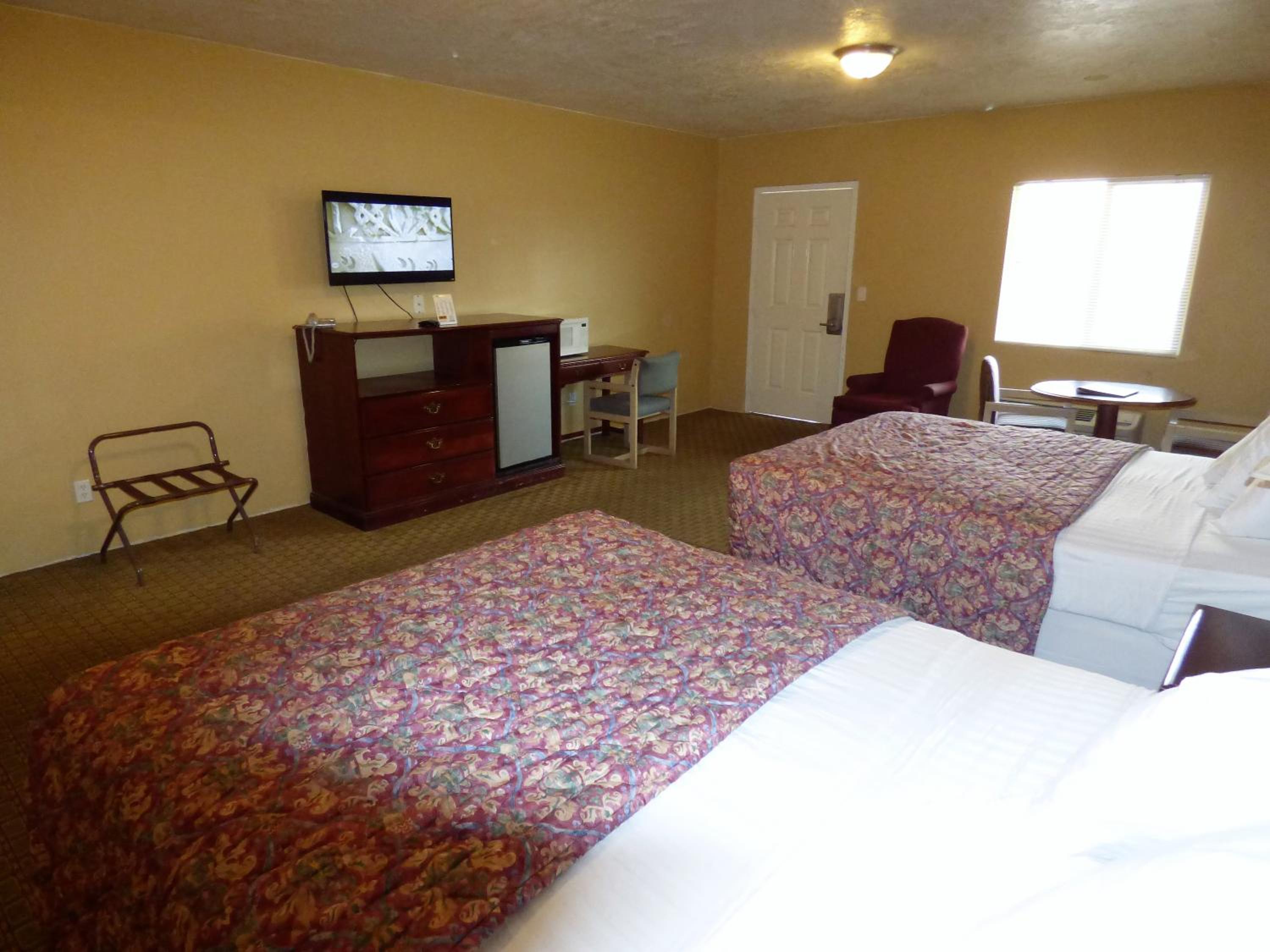 Queen Room with Two Queen Beds photo 3