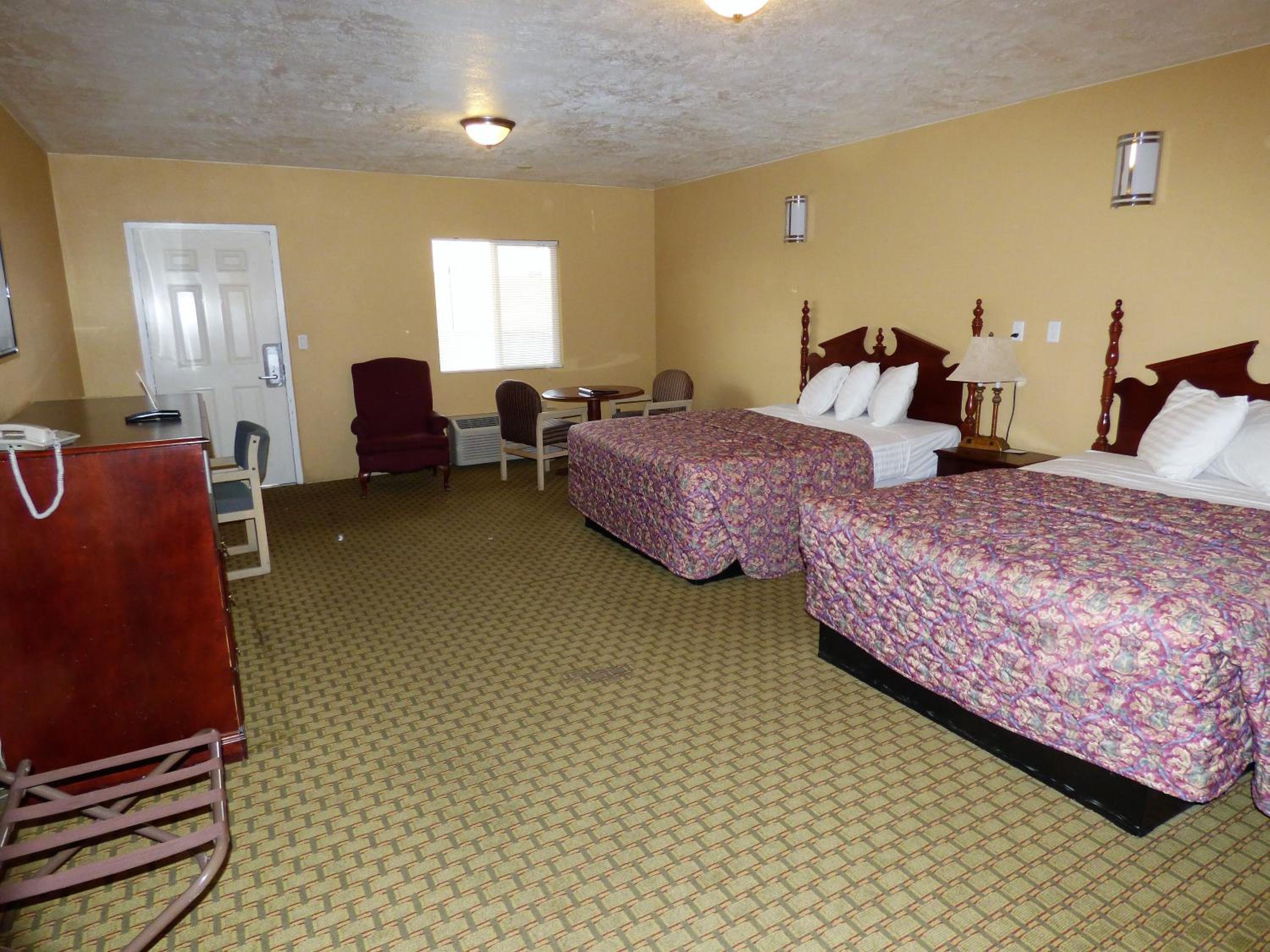 Queen Room with Two Queen Beds photo 1