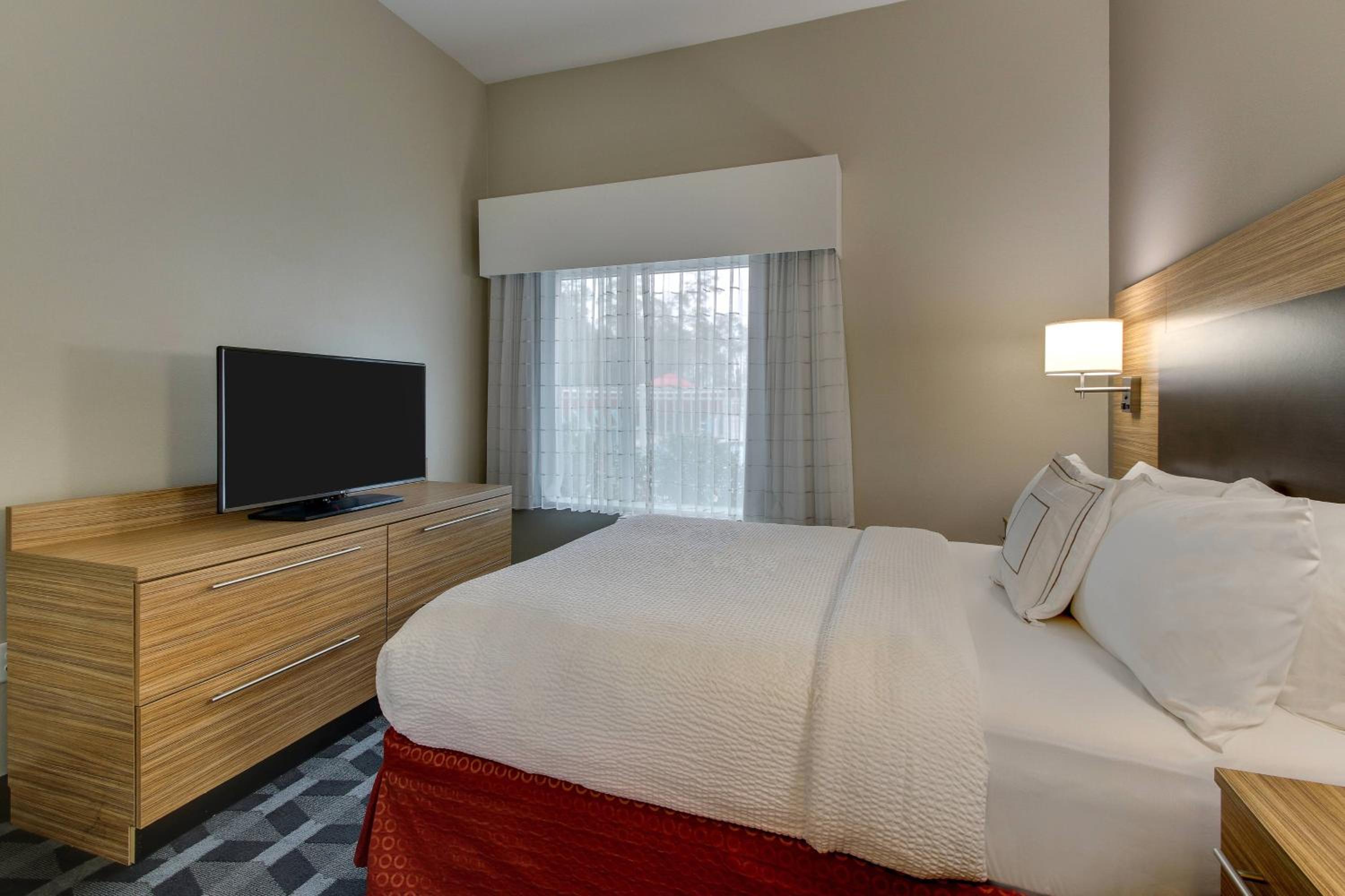 One-Bedroom Queen Suite with Sofa Bed and Roll-in Shower - Mobility and Hearing Accessible photo 2