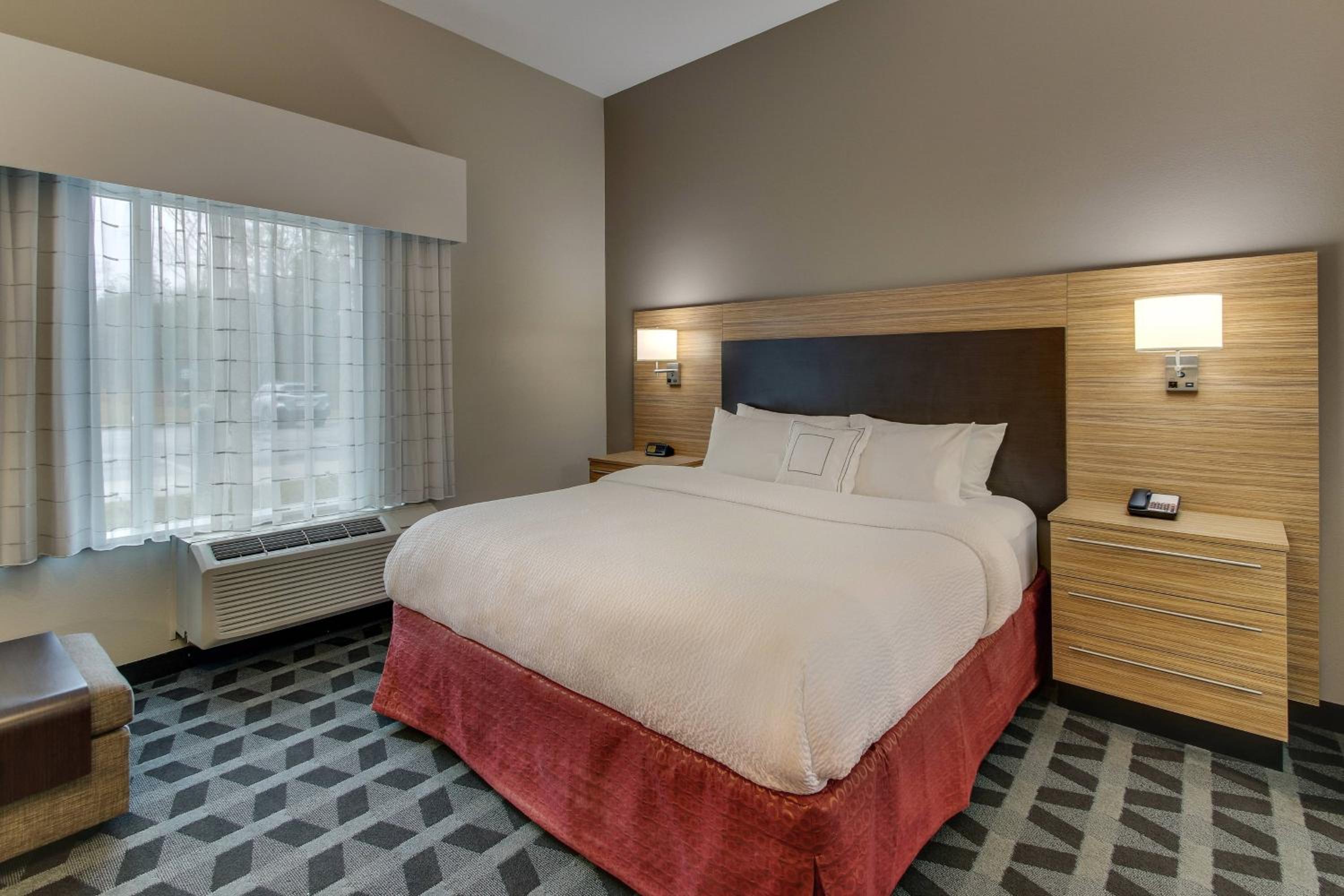 Studio King or Queen Room with Sofa Bed/Partial City View/Tub - Mobility Accessible photo 2